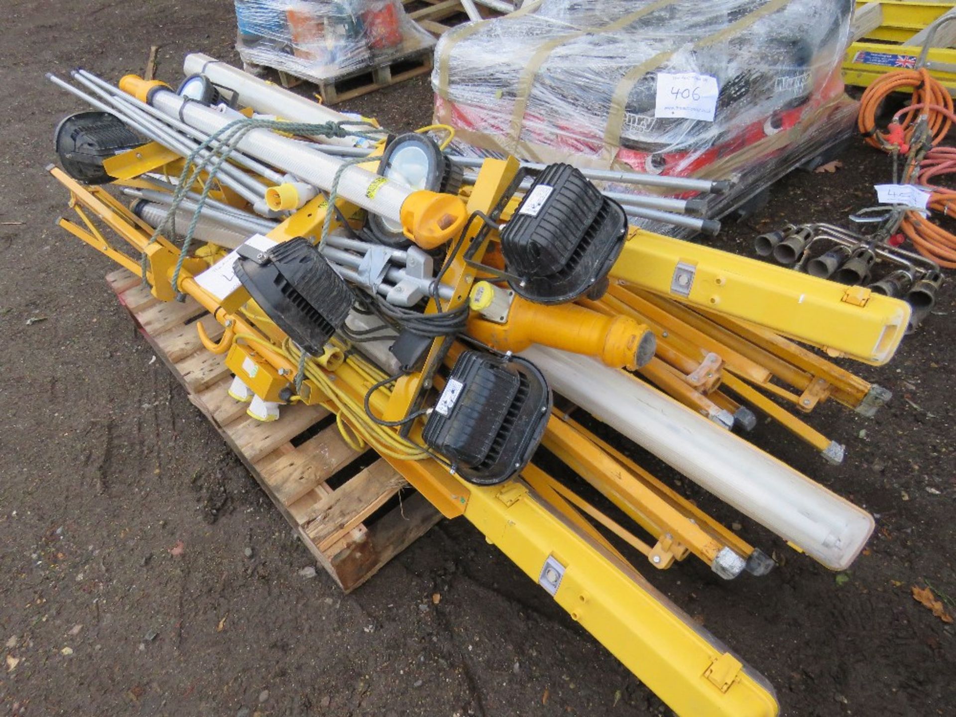 PALLET OD ASSORTED WORKLIGTS WITH STANDS, CONDITION UNKNOWN.