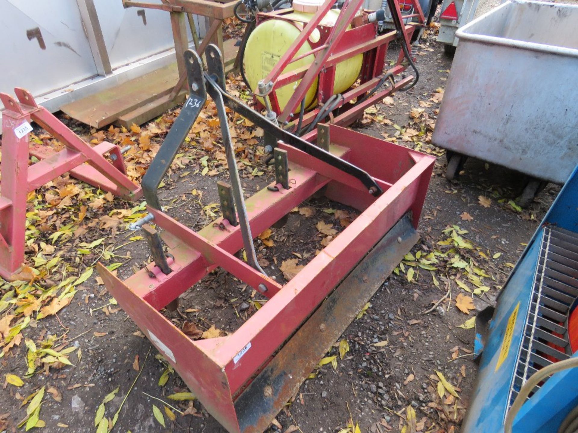 BOX GRADER 4FT WIDE APPOROX FOR COMPACT TRACTOR 3 POINT LINKAGE.