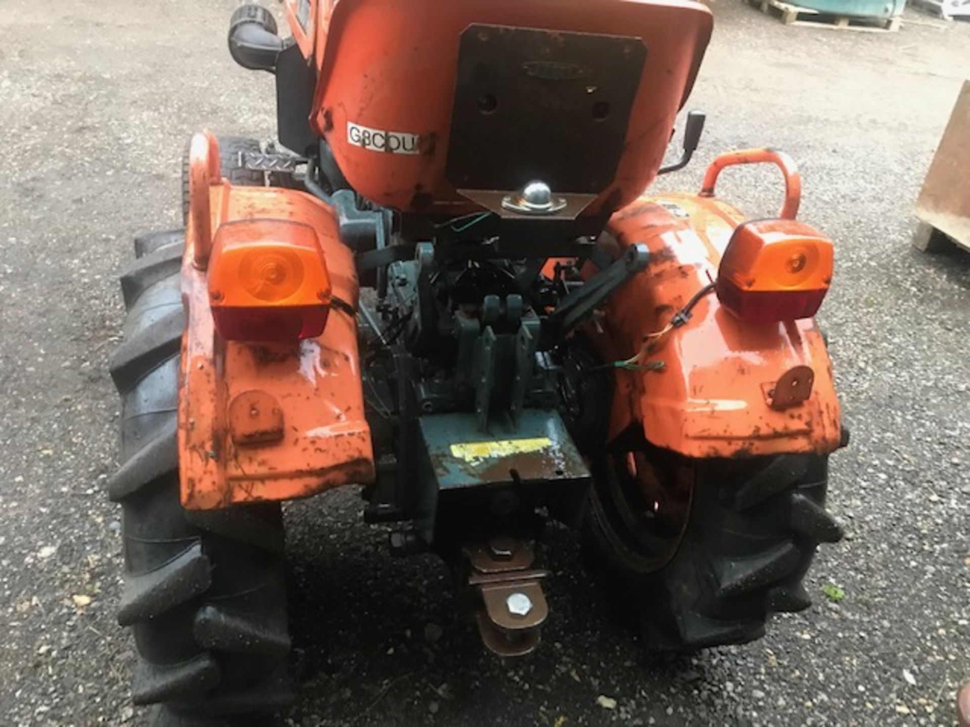 KUBOTA COMPACT TRACTOR ON GRASS TYRES. WHEN TESTED WAS SEEN TO DRIVE, STEER AND BRAKE. - Image 4 of 7