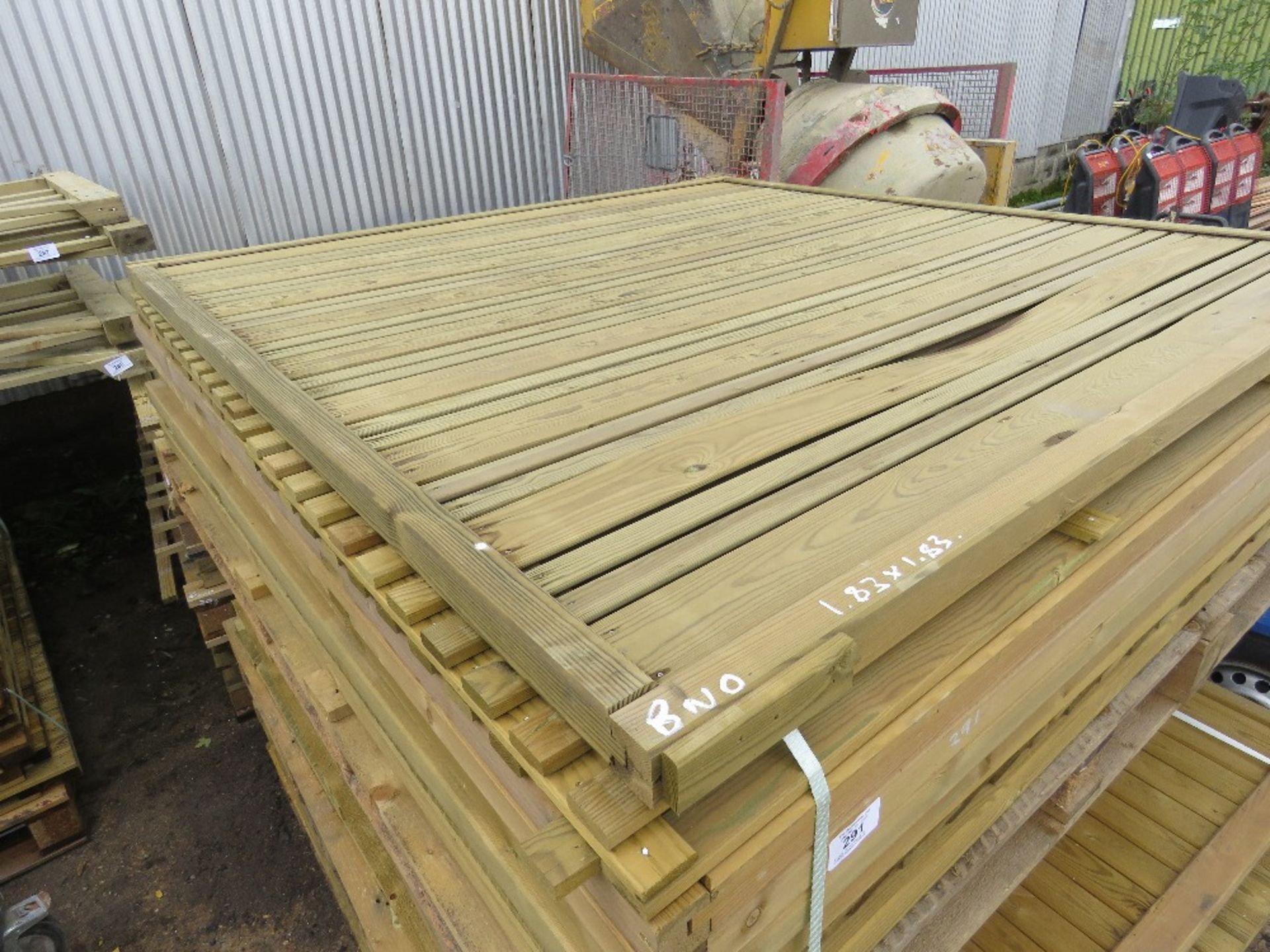 STACK OF 3 X PALLETS CONTAINTING APPROX 19 X ASSORTED FENCE PANELS. - Image 3 of 3