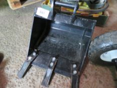 12" MINI DIGGER BUCKET LITTLE USED.