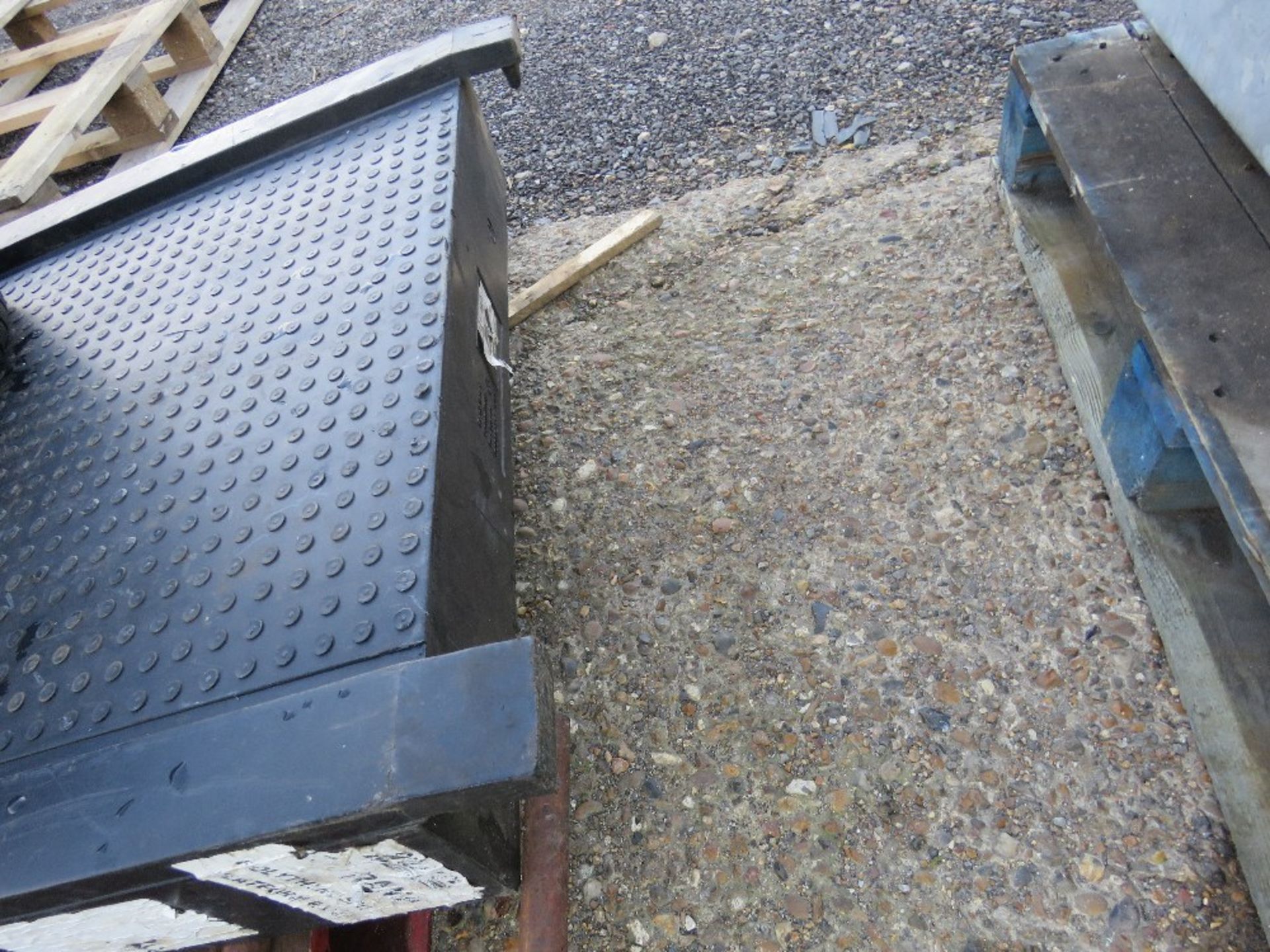 SMALL SIZED CONTAINER OR STEP RAMP, 3FT WIDE APPROX. - Image 3 of 3