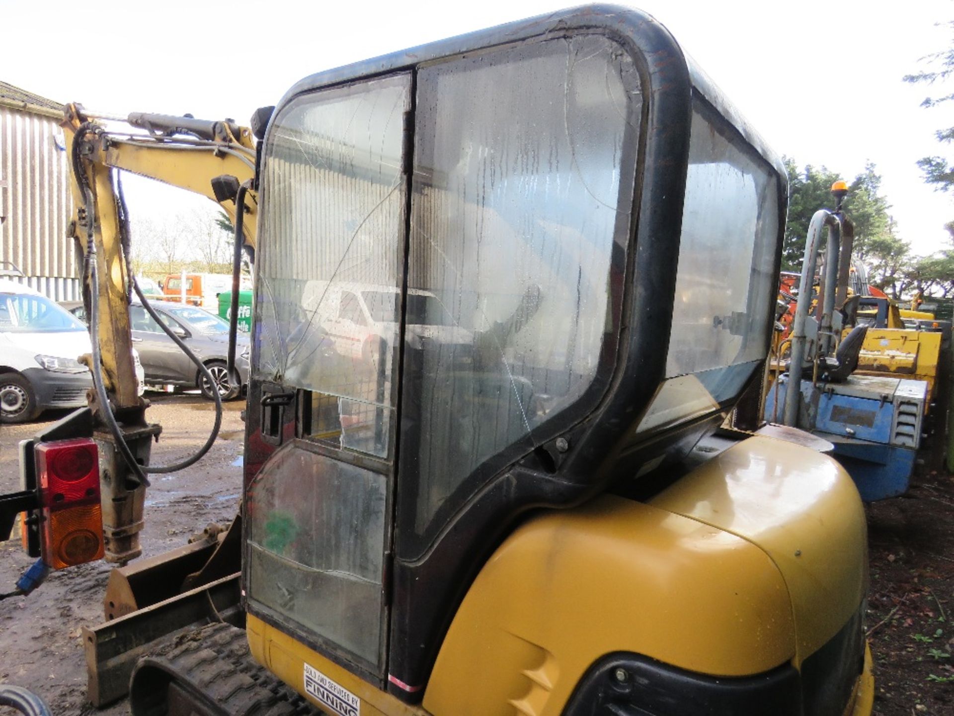 CATERPILLAR 302.5 MINI EXCAVATOR WITH 2 BUCKETS AND A CAT BREAKER. YEAR 2001. 1222 REC HRS (UNVERIFI - Image 9 of 11