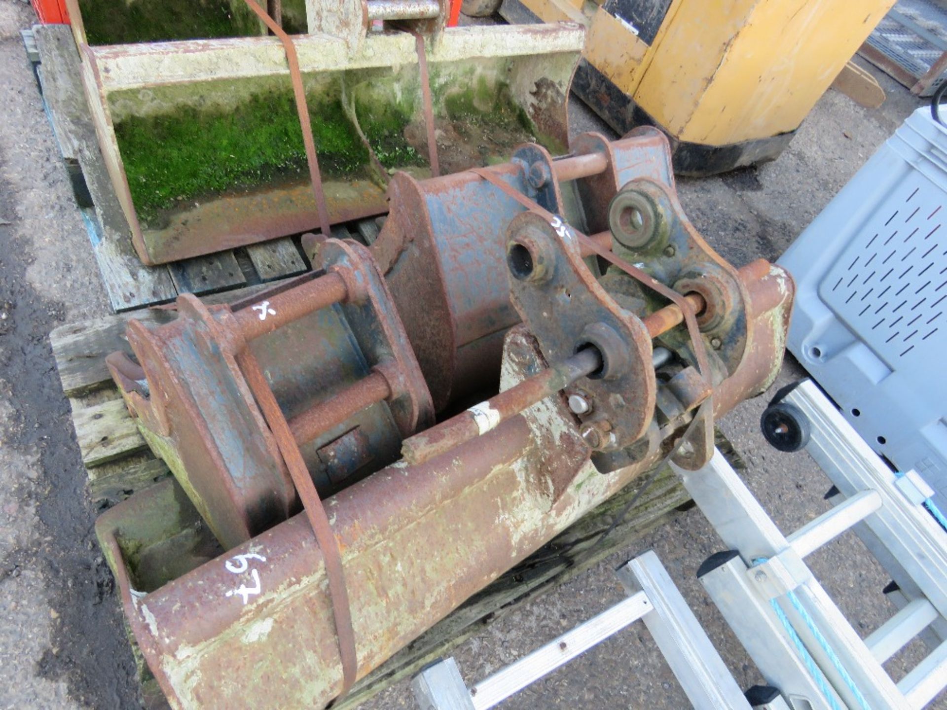 SET OF 3 X EXCAVATOR BUCKETS WITH A MANUAL QUICK HITCH. 35MM PINS.