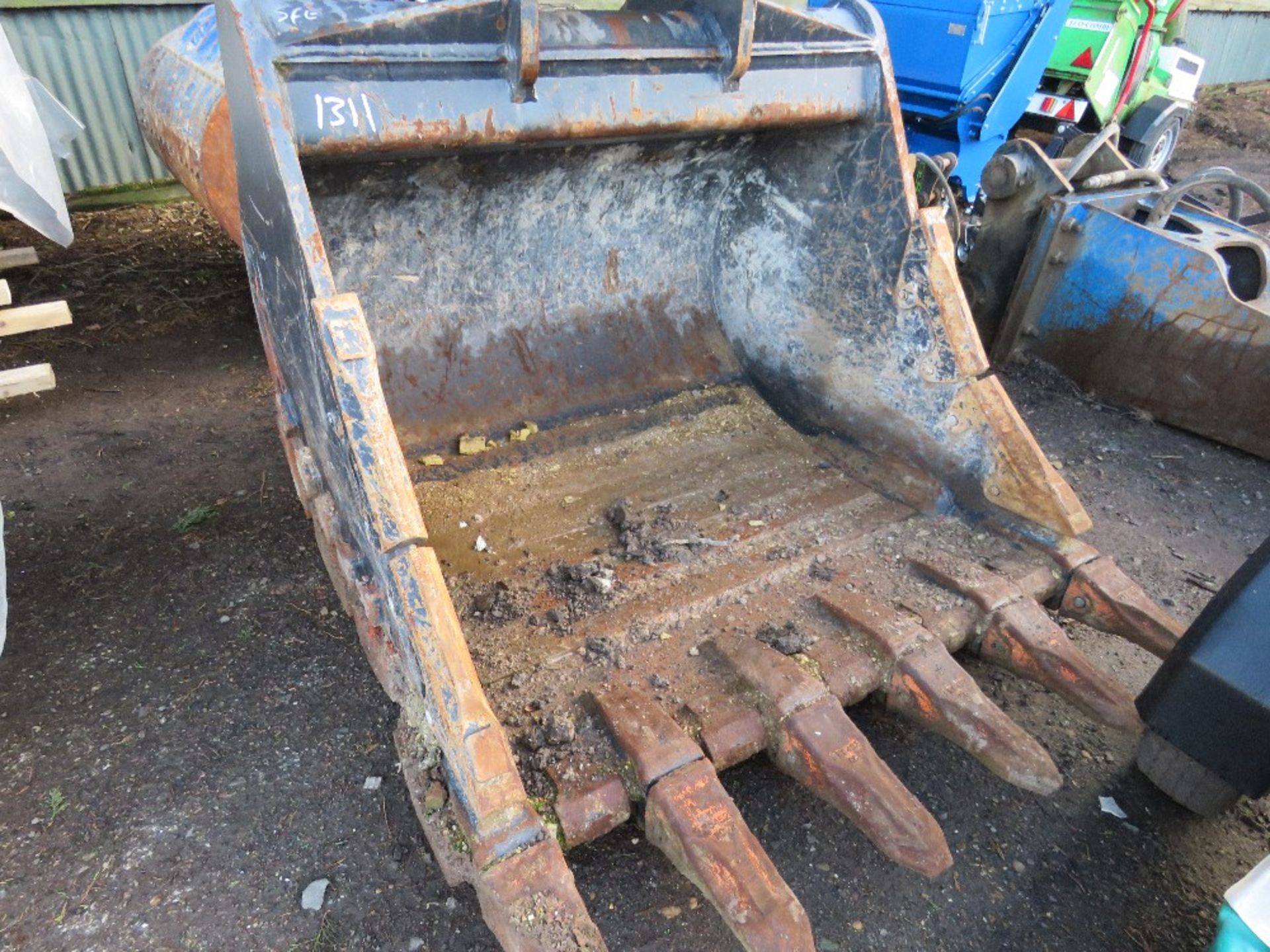5FT WIDE ROCK DIGGING EXCAVATOR BUCKET. 90MM PINS. 41.5CM THROAT, 58CM CENTRES APPROX. LITTLE USED.