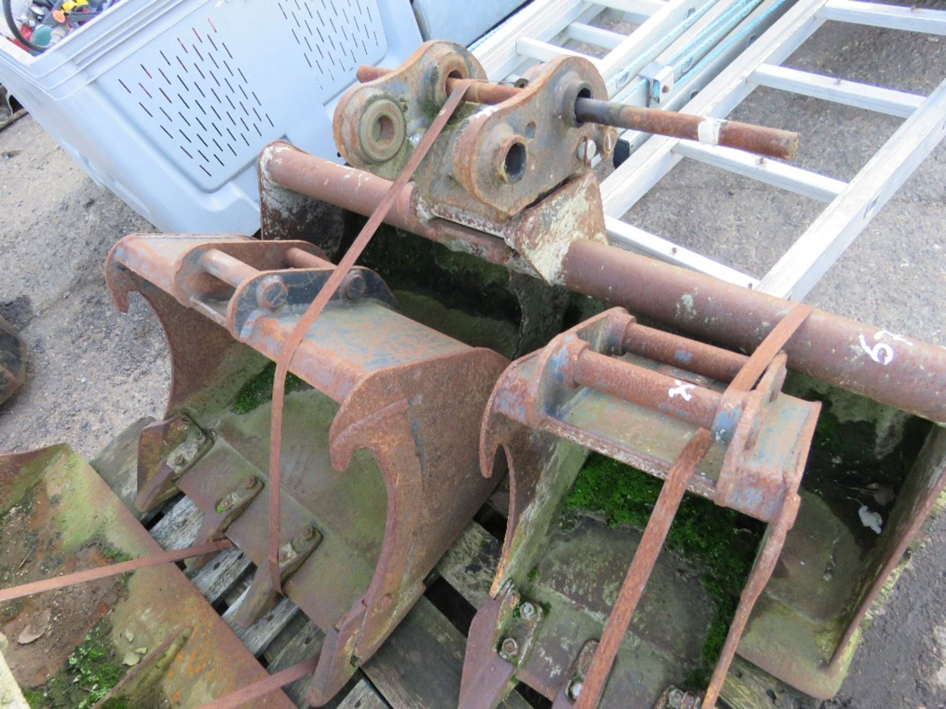 SET OF 3 X EXCAVATOR BUCKETS WITH A MANUAL QUICK HITCH. 35MM PINS. - Image 2 of 3