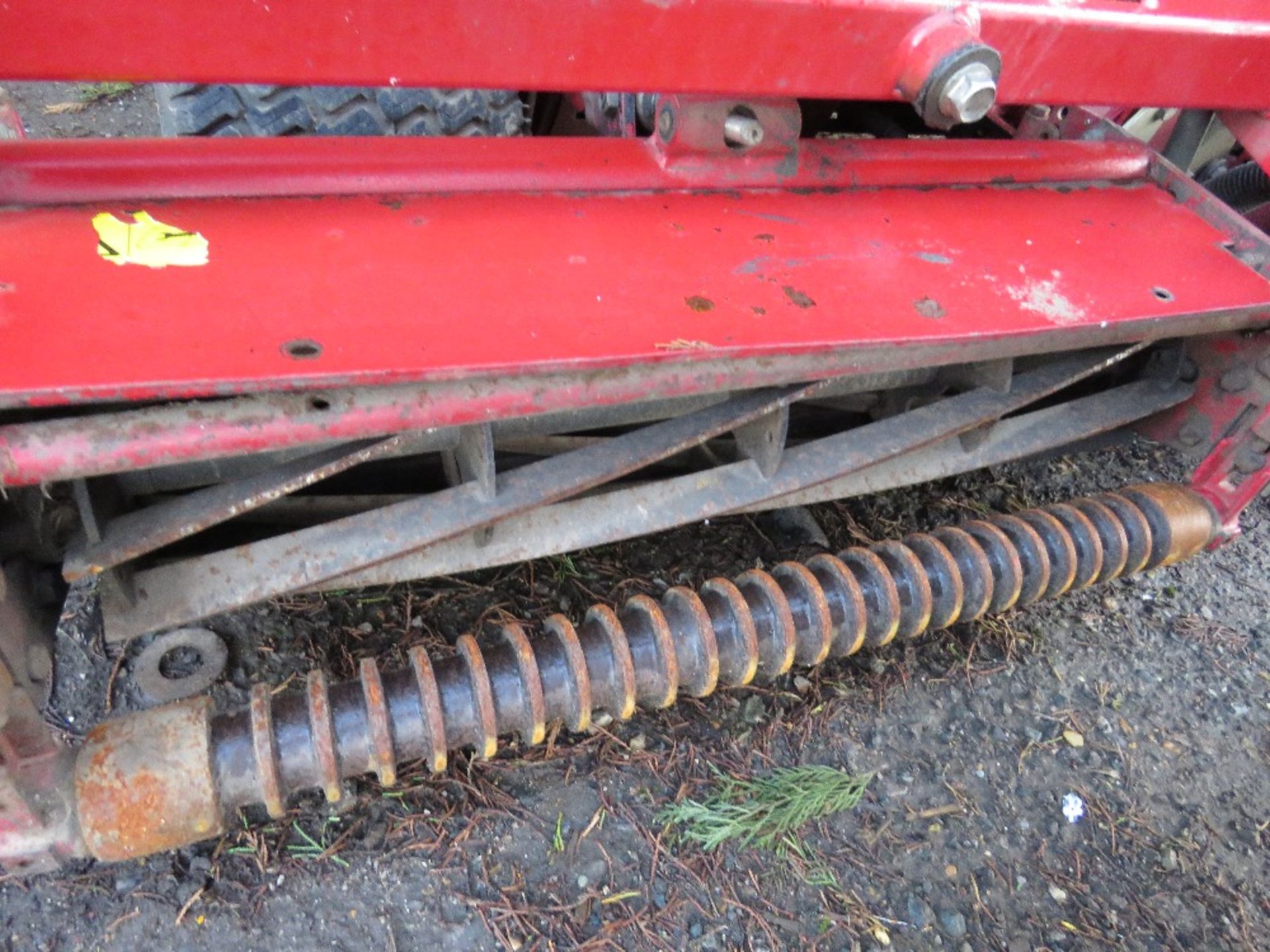 TORO REELMASTER 2300D 3218 REC HRS. TRIPLE MOWER. WHEN TESTED WAS SEEN TO DRIVE, STEER AND BLADES TU - Bild 3 aus 3