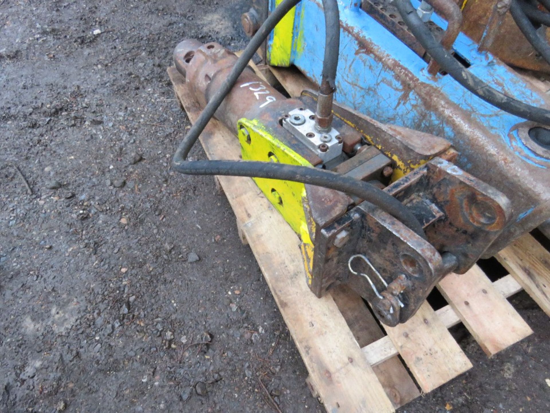 HYDRAULIC EXCAVATOR BREAKER ON 30MM PINS, NO POINTS, CONDITION UNKNOWN. - Image 2 of 2