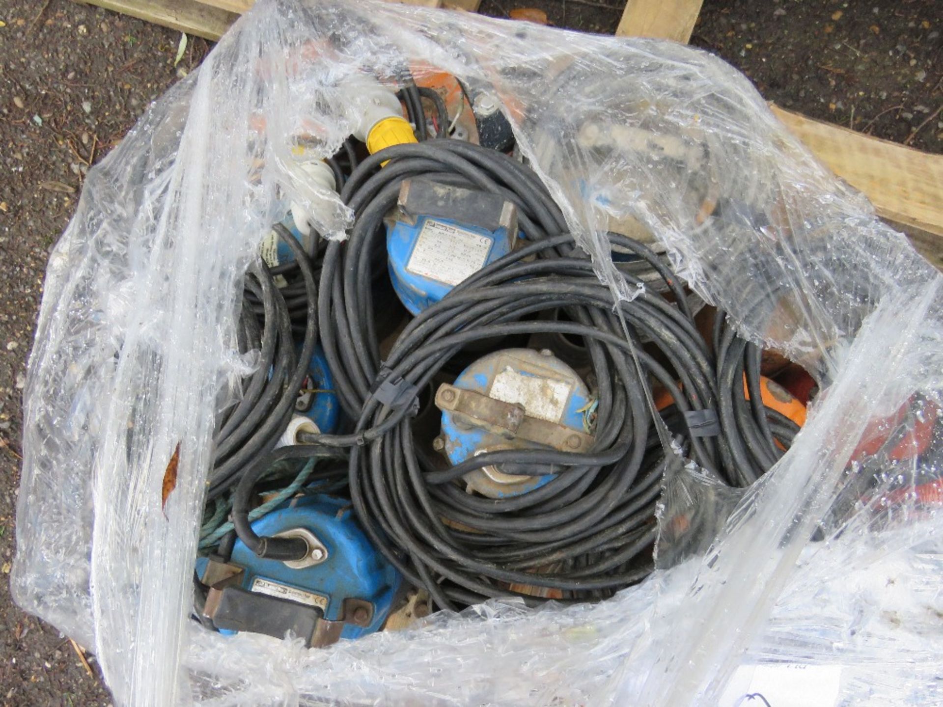 PALLET OF SUBMERSIBLE WATER PUMPS. 15NO APPROX. CONDITION UNKNOWN. BELIEVED TO BE 110VOLT POWERED. - Image 2 of 4