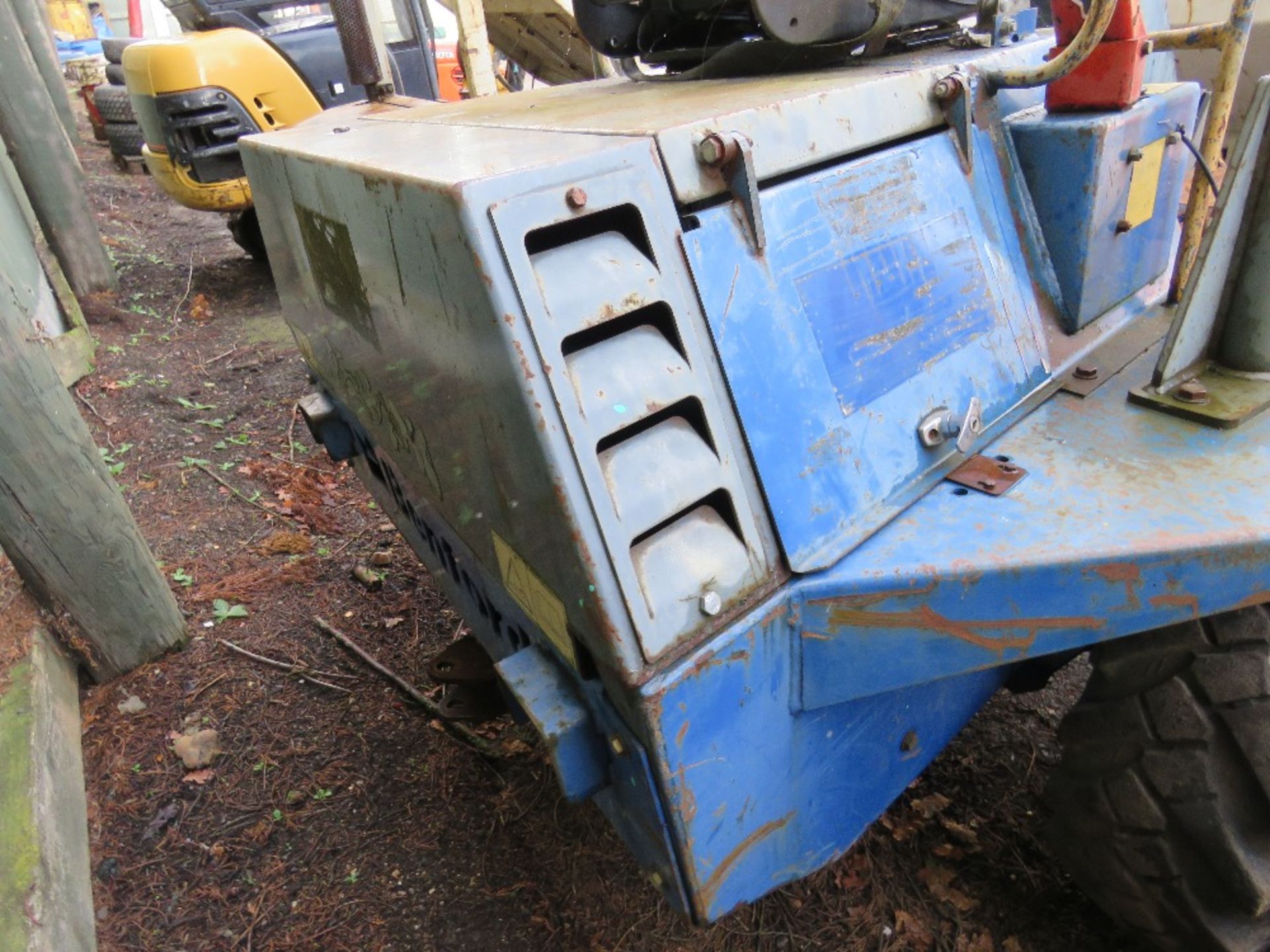 TEREX 3 TONNE SWIVEL SKIP DUMPER, YEAR 2005. SN:SLBDNN00E504AS176. DIRECT FROM LOCAL COMPANY. WHEN T - Image 5 of 6