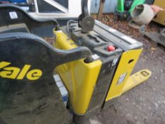 YALE STAND ON BATTERY PALLET TRUCK, WITH CHARGER, UNTESTED, BATTERY FLAT. WITH KEY.(WAS WORKING IN A