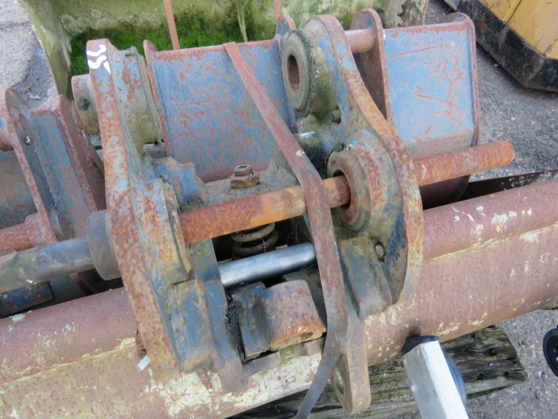 SET OF 3 X EXCAVATOR BUCKETS WITH A MANUAL QUICK HITCH. 35MM PINS. - Image 3 of 3