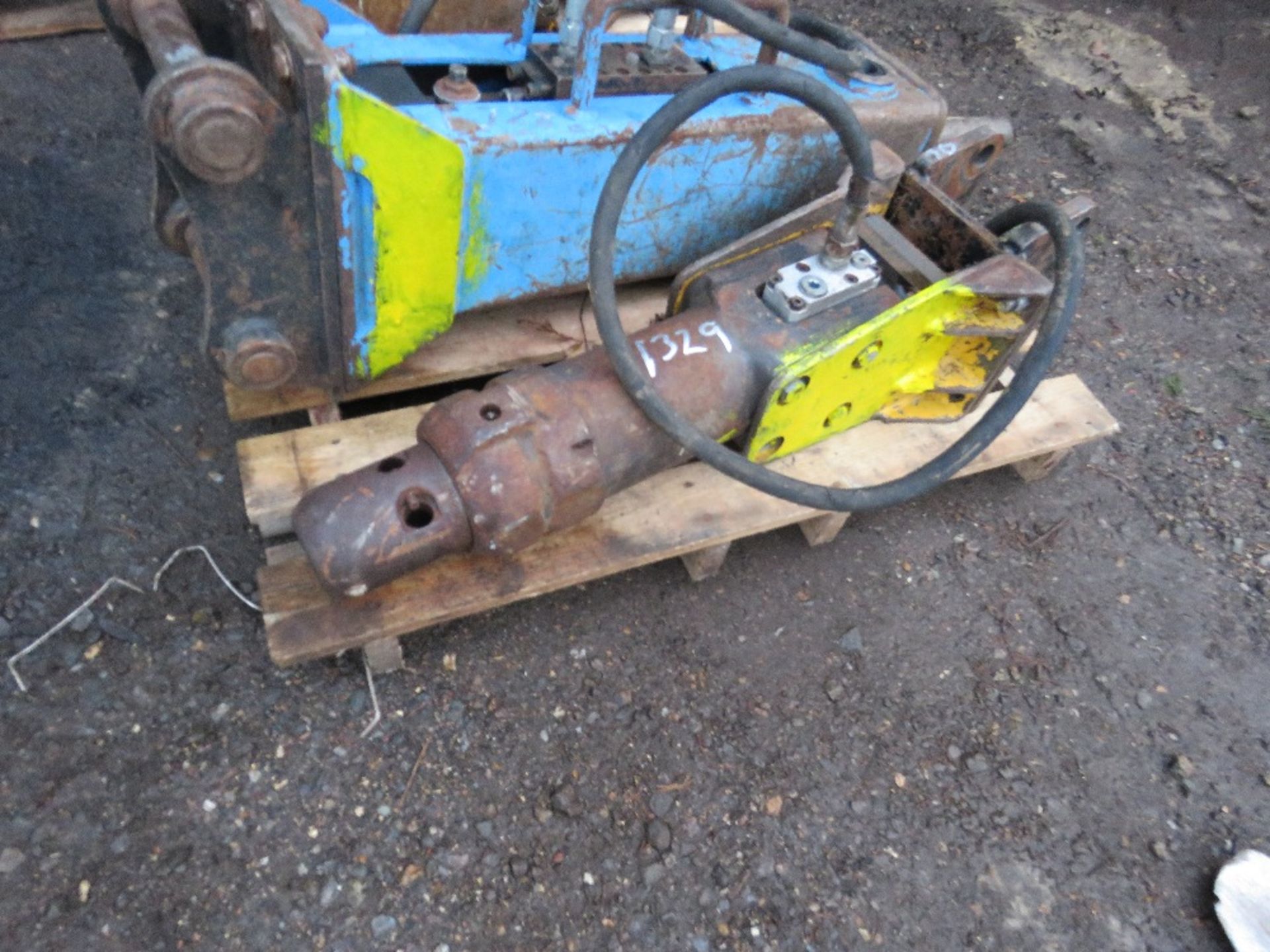 HYDRAULIC EXCAVATOR BREAKER ON 30MM PINS, NO POINTS, CONDITION UNKNOWN.