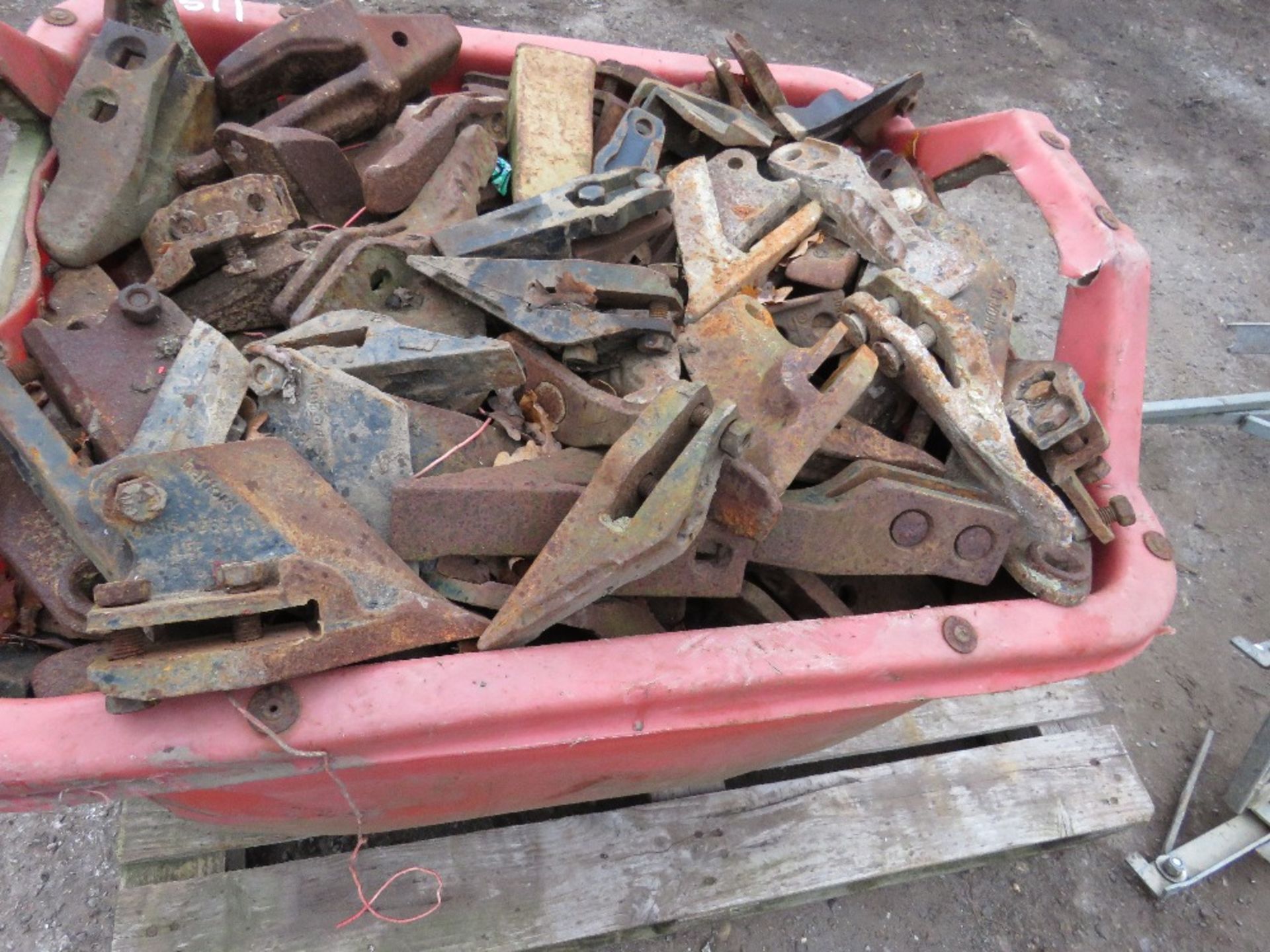 LARGE BIN OF EXCAVATOR BUCKET TEETH. - Image 4 of 4