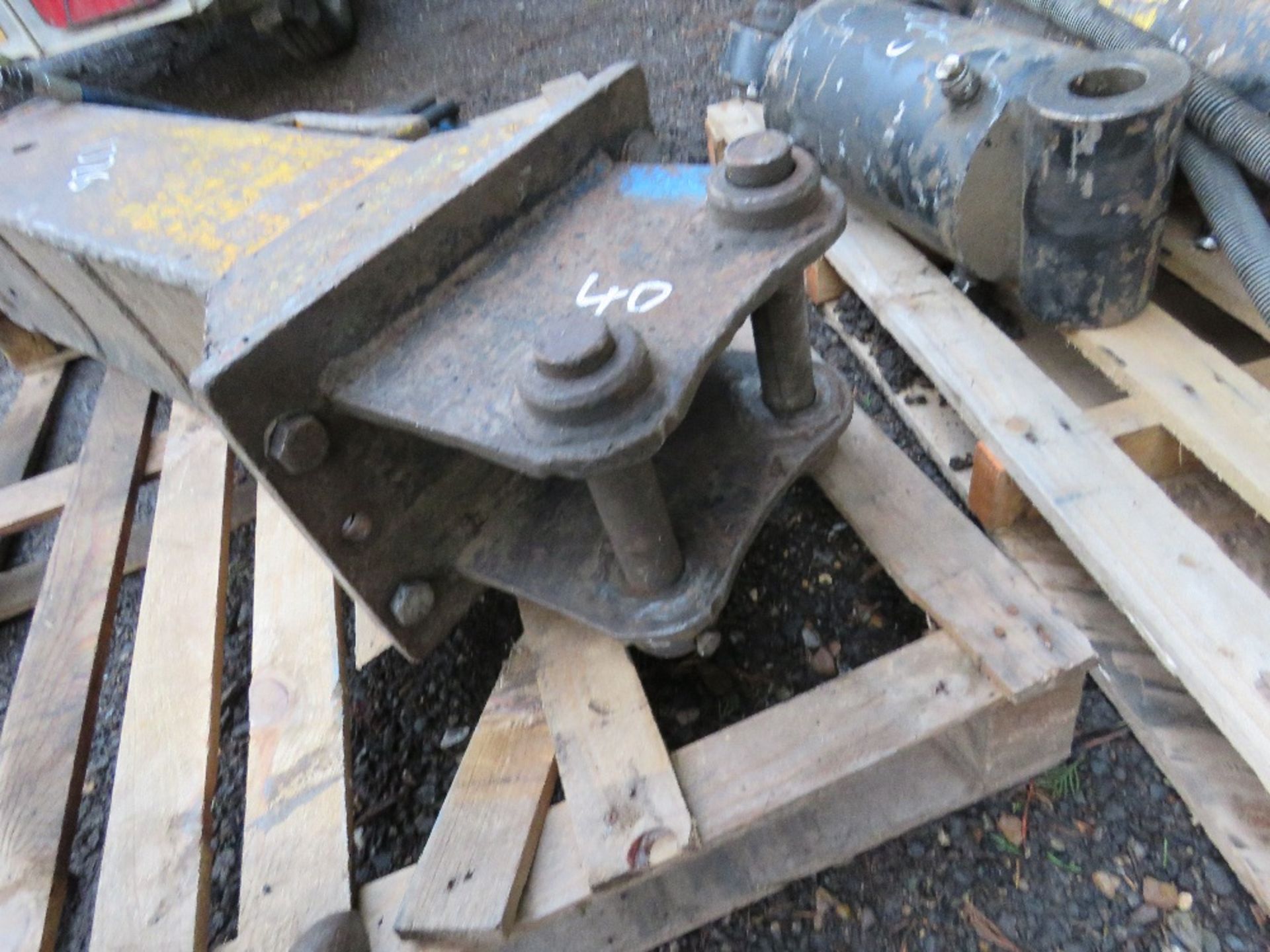 HYDRAULIC EXCAVATOR BREAKER ON 40MM PINS, CONDITION UNKNOWN. - Image 4 of 4