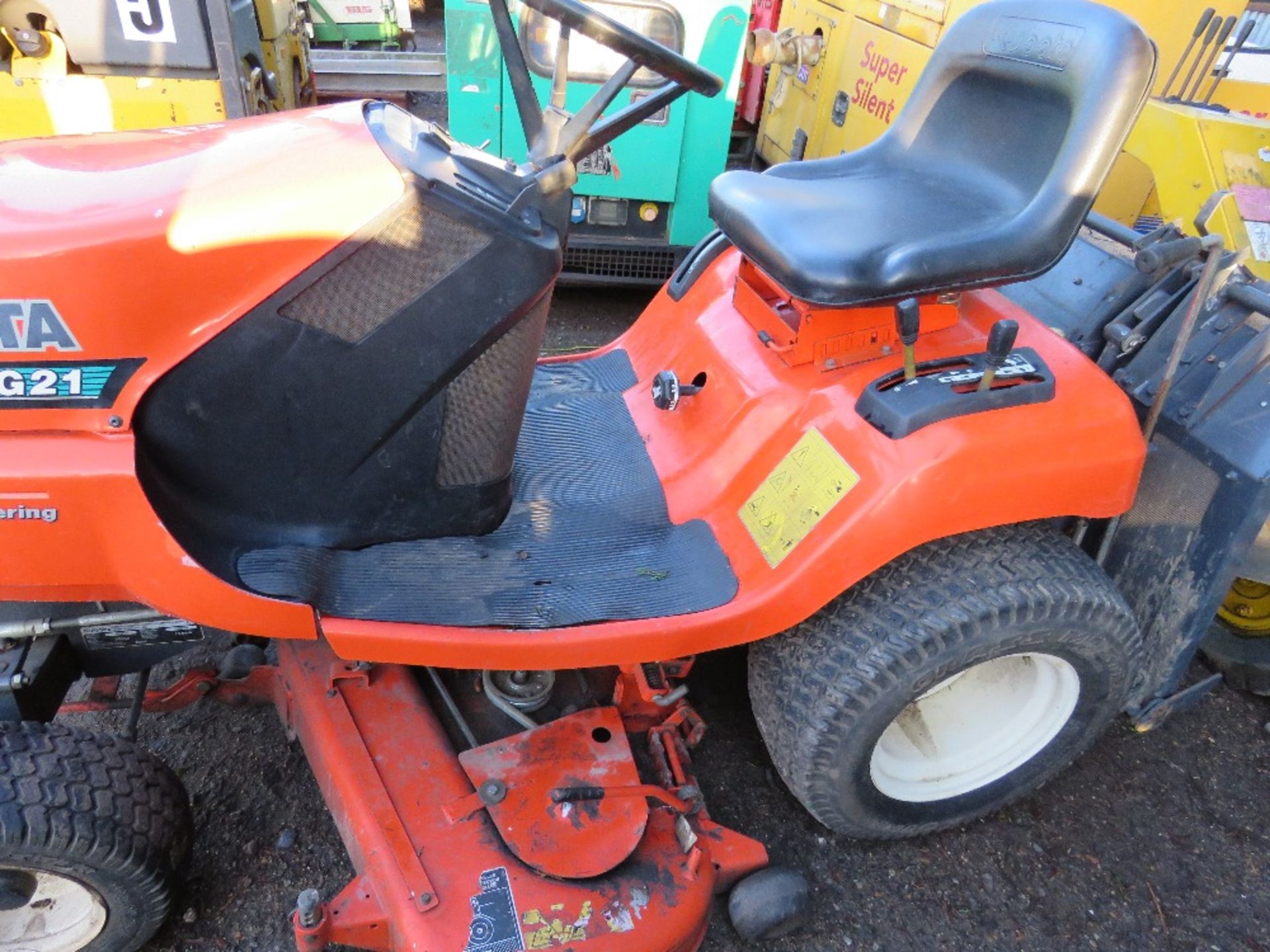 KUBOTA G21 RIDE ON TRACTOR MOWER. YEAR 2004. 1240 REC HRS. SN:10519. WHEN TESTED WAS SEEN TO DRIVE, - Image 2 of 4