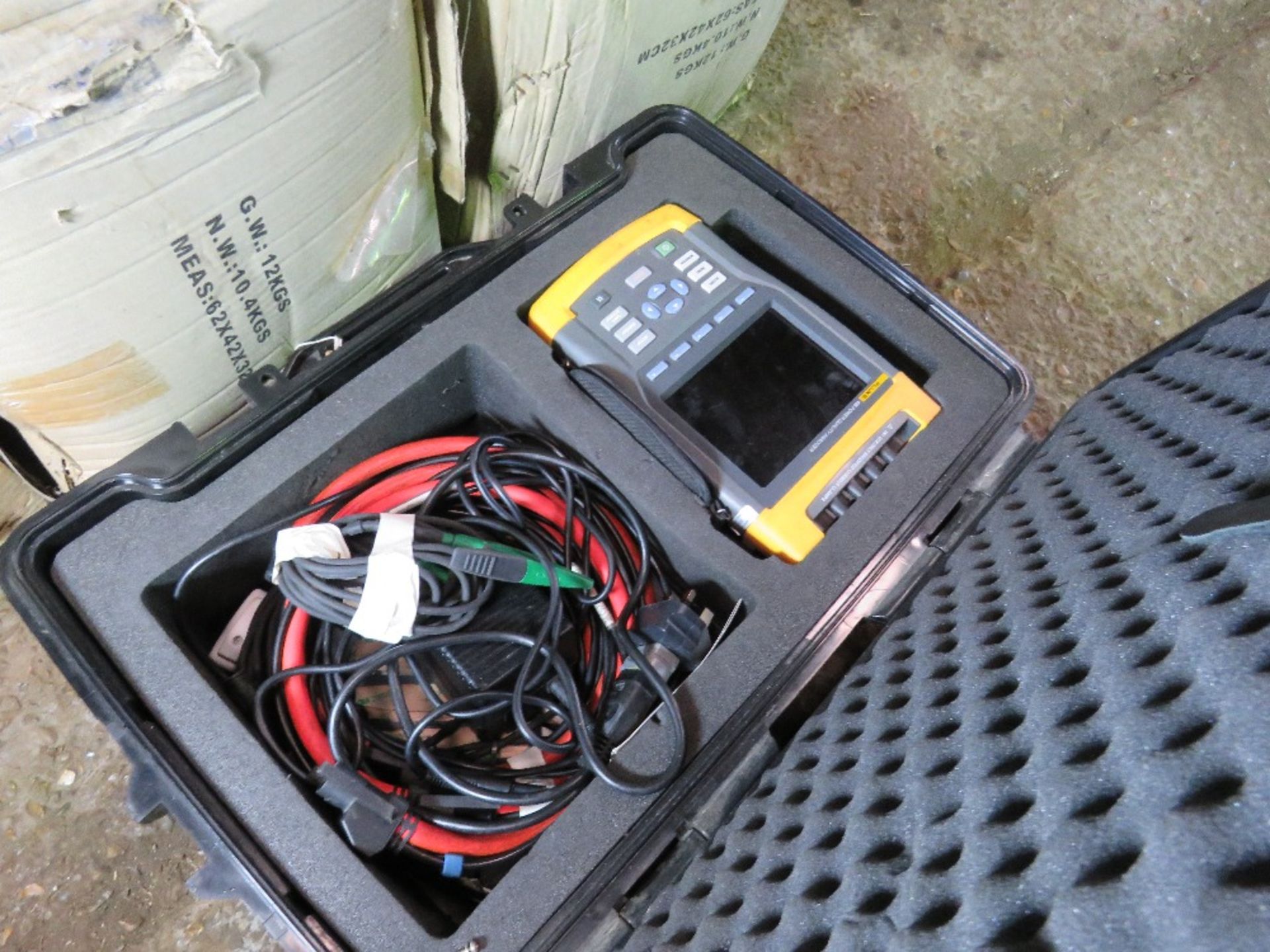 FLUKE 435 POWER QUALITY ANALYZER TEST UNIT COMPLETE WITH CABLES ETC IN CASE. SOURCED FROM DEPOT CLE
