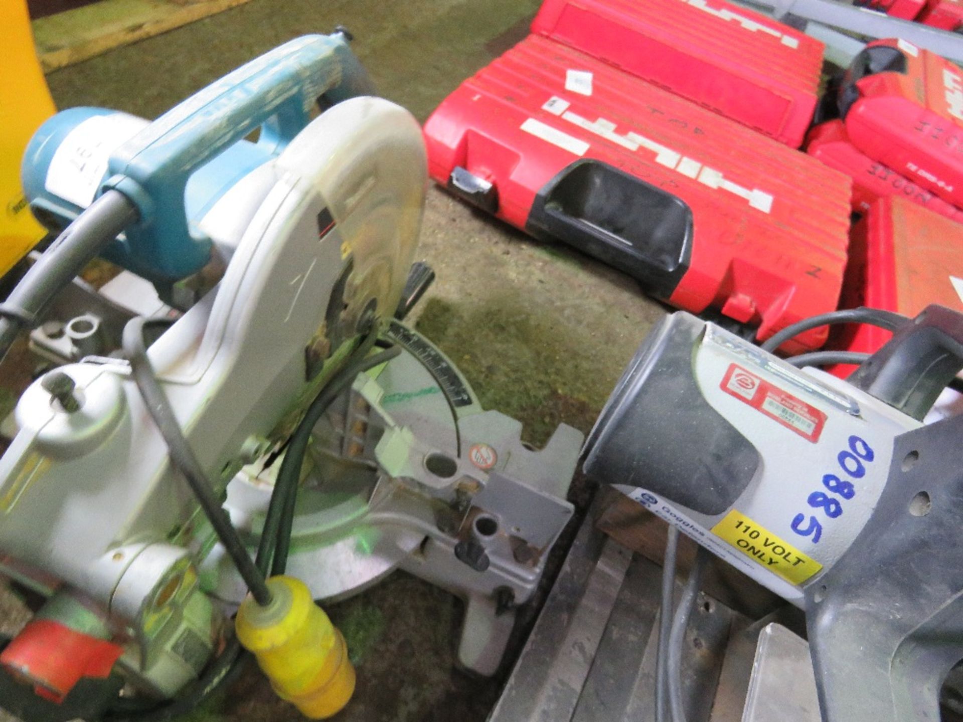 MAKITA CROSS CUT MITRE SAW 110 VOLT POWERED. SOURCED FROM DEPOT CLEARANCE DUE TO A CHANGE IN COMPANY - Image 2 of 3