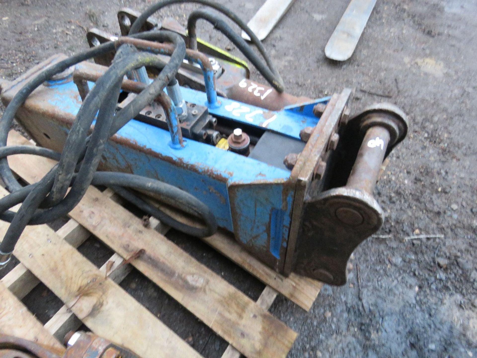 HYDRAULIC EXCAVATOR BREAKER ON 40MM PINS, CONDITION UNKNOWN. - Image 3 of 3