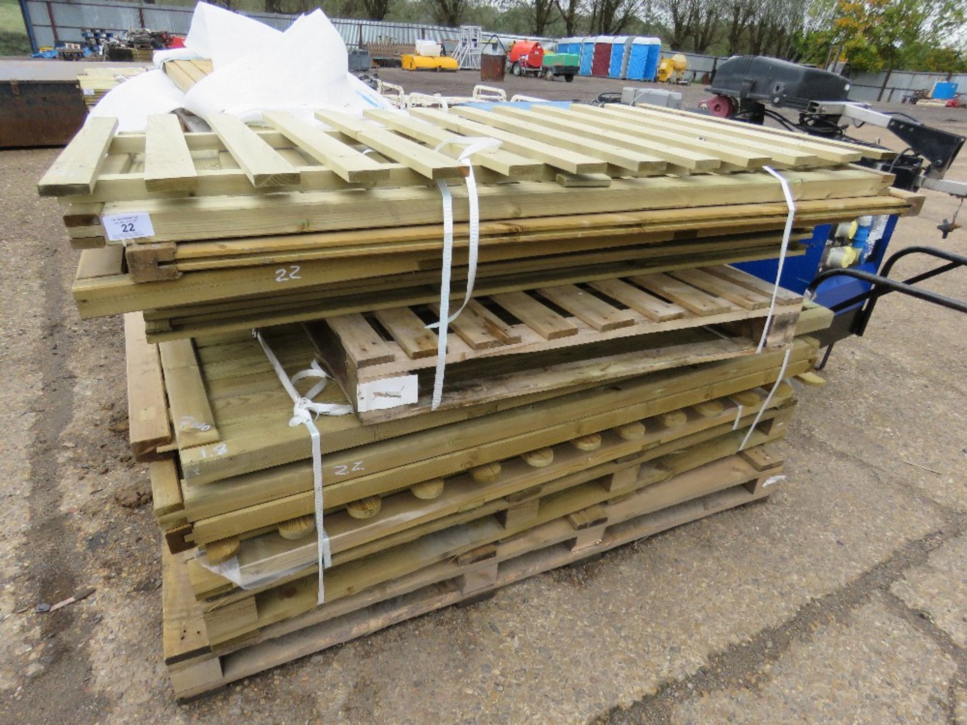 14 X ASSORTED FENCE PANELS/PEDESTRIAN GATES.