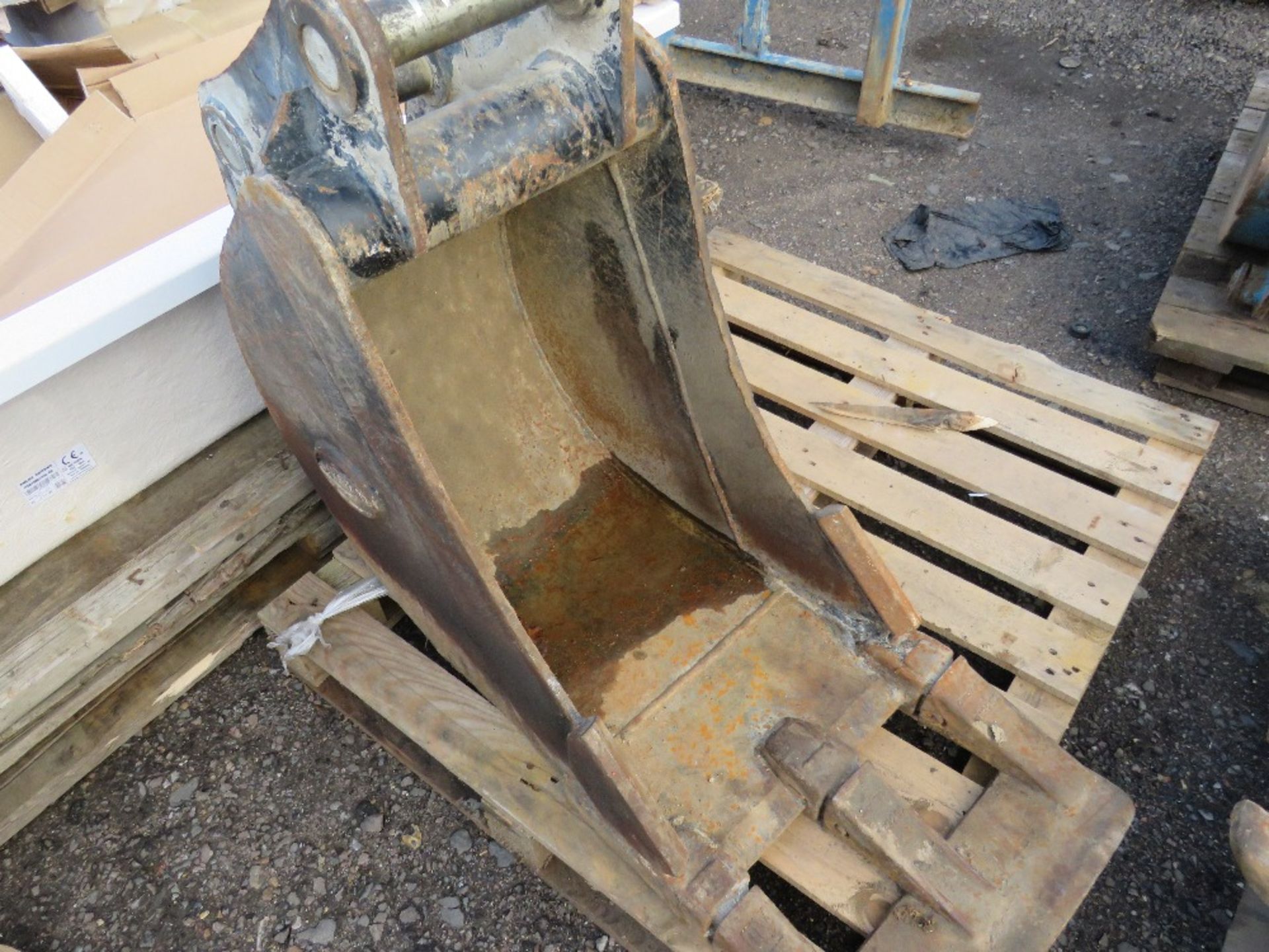 1 X EXCAVATOR BUCKET ON 50MM PINS. 18" WIDTH.