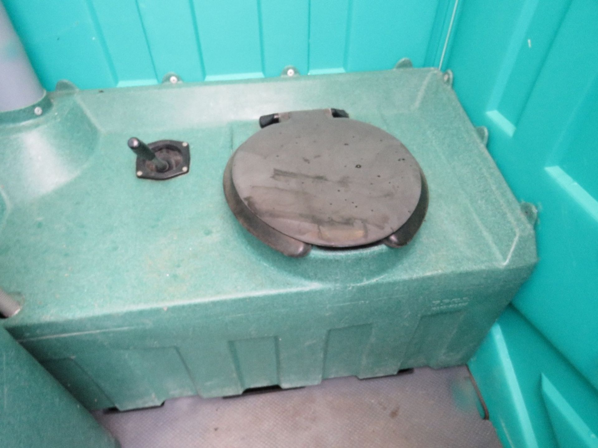 PORTABLE SITE TOILET WITH SINK. - Image 4 of 4