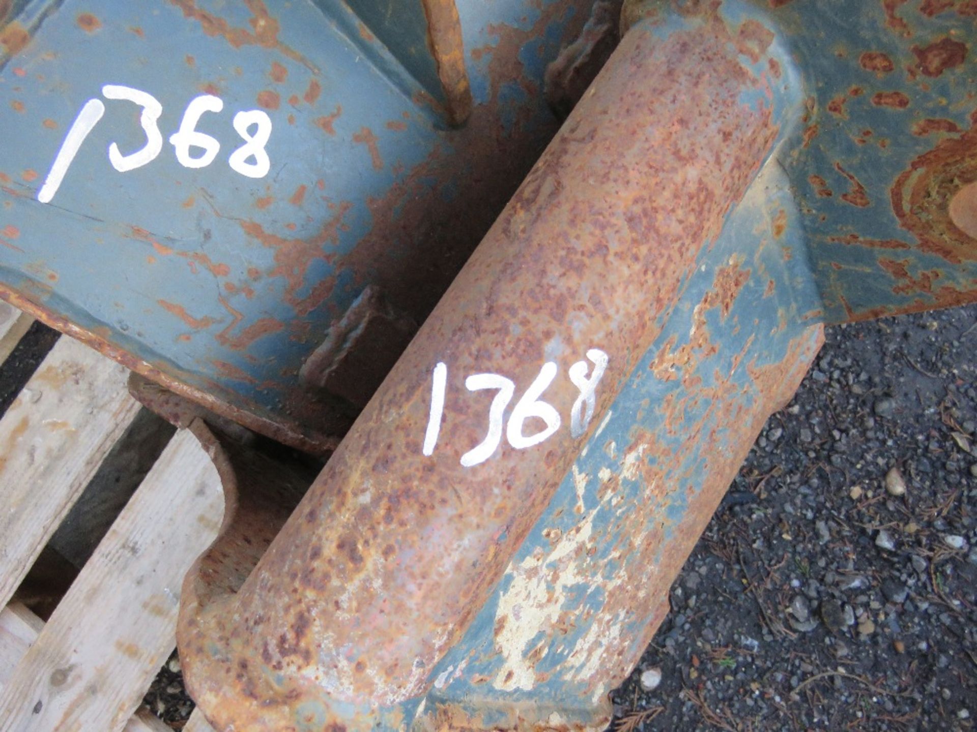 SET OF 3 X EXCAVATOR BUCKETS ON 30MM PINS. 1 X 18" PLUS 1 X 24" PLUS 1 X 10". - Image 4 of 4