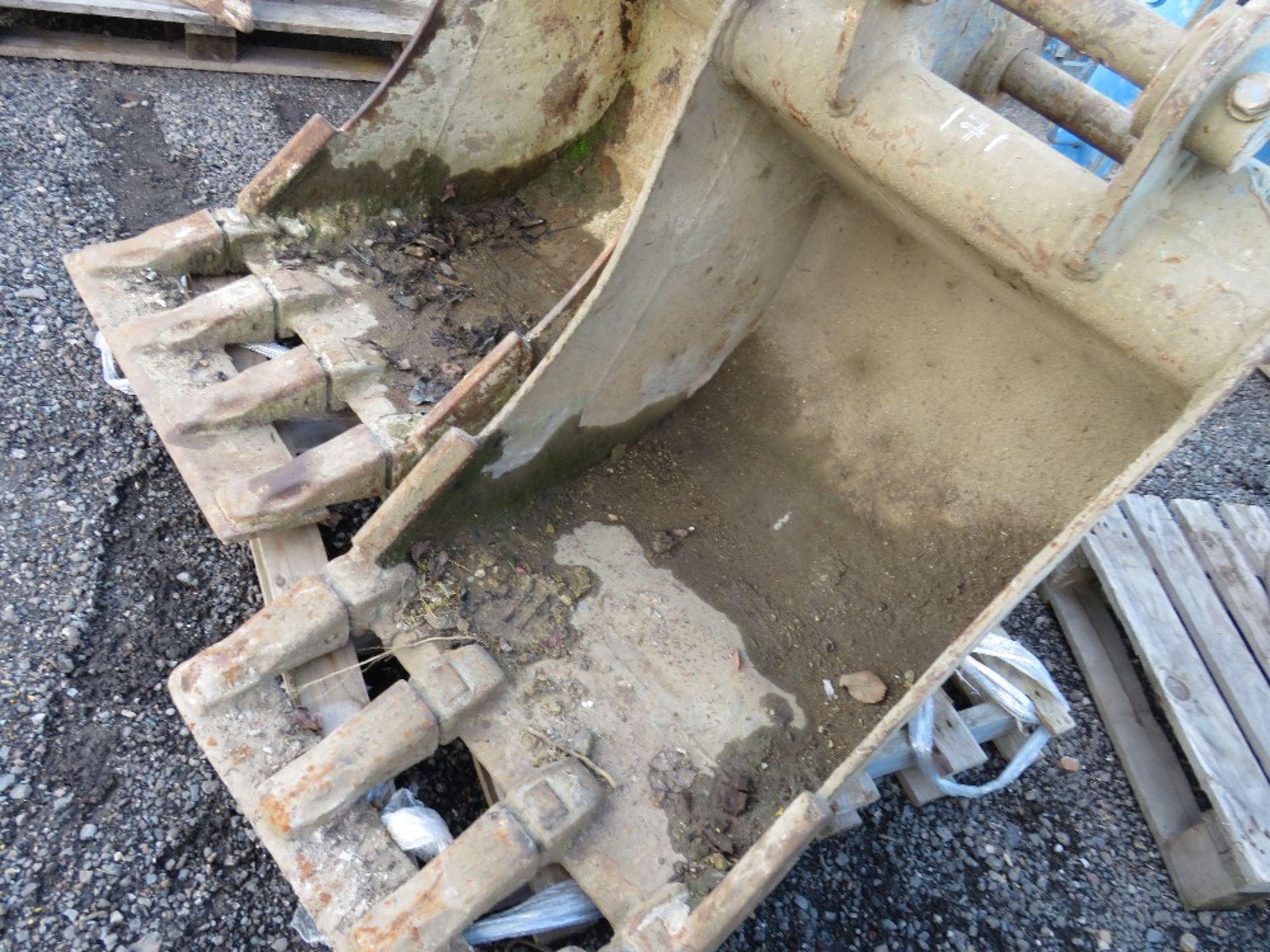 2 X EXCAVATOR BUCKETS ON 45MM PINS. 2FT. 29CM PIN CENTRES, 20CM THROAT APPROX. - Image 2 of 3