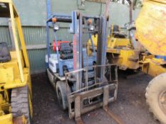 KOMATSU FG20 GAS FORKLIFT WITH LOW MAST. YEAR 1995. SN:11177. WHEN TESTED WAS SEEN TO DRIVE, STEER,