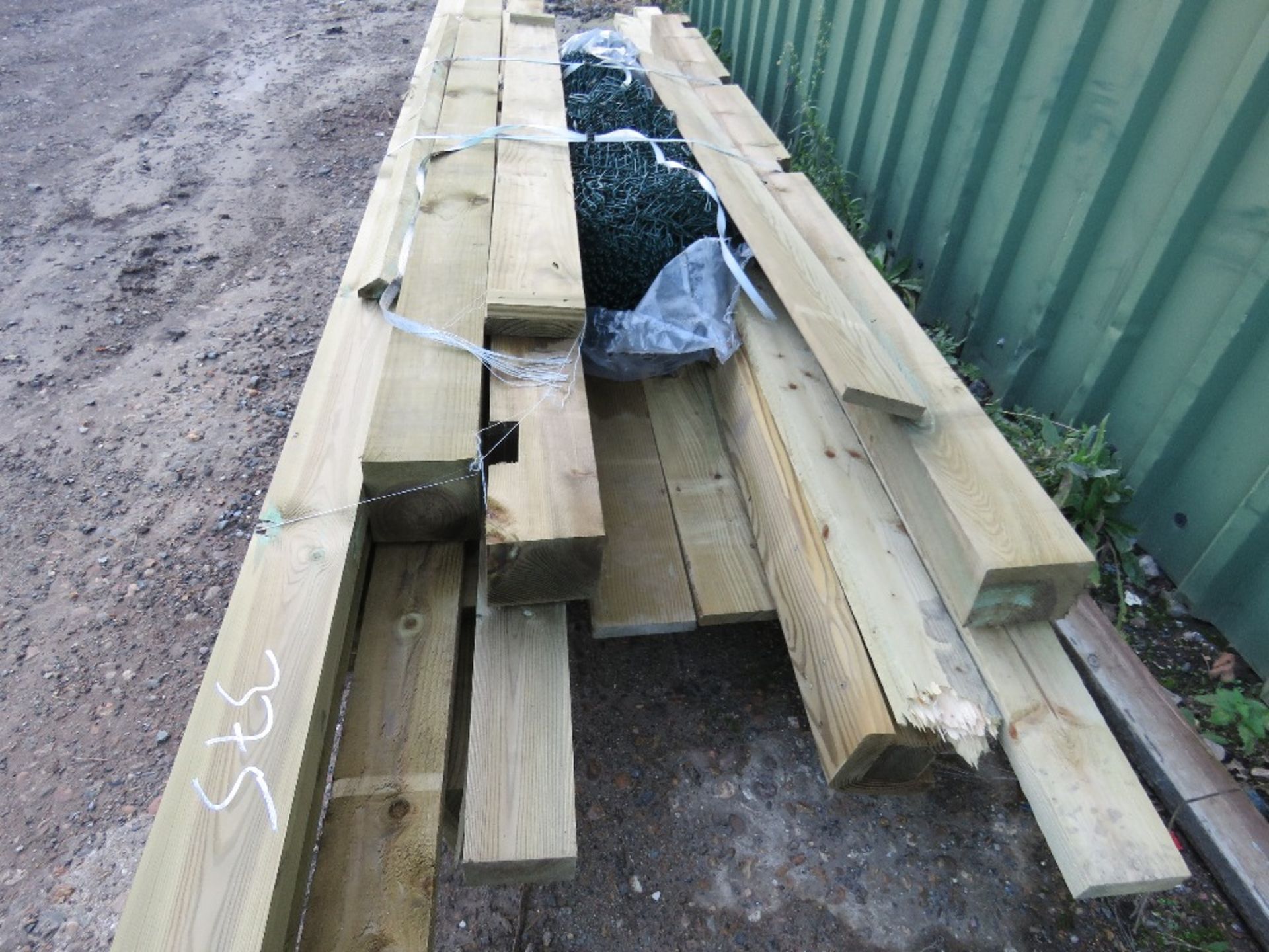 USEFUL TIMBER PLUS ROLL OF GREEN CHAINLINK FENCING. - Image 2 of 3