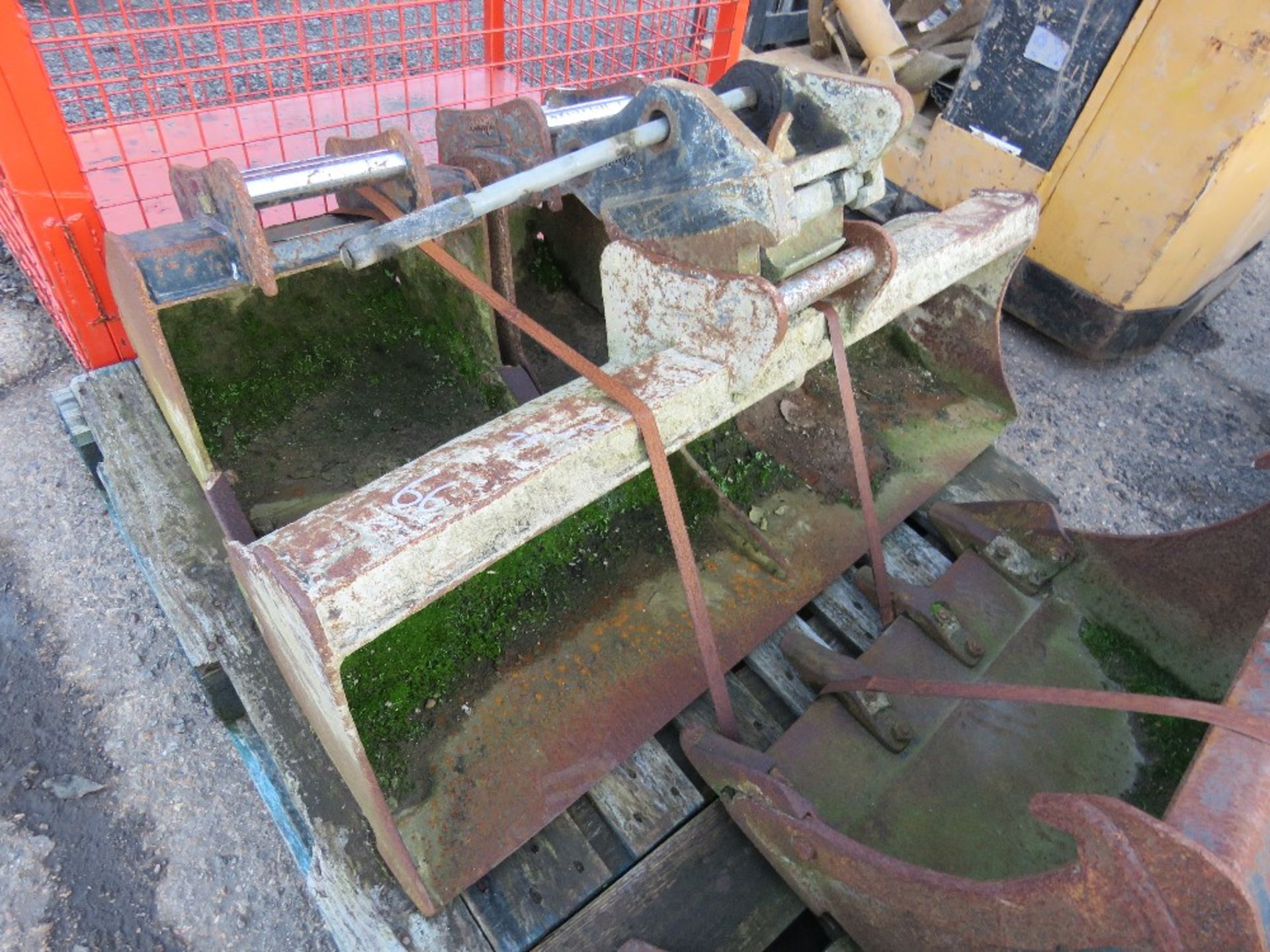 SET OF 3 X EXCAVATOR BUCKETS WITH A MANUAL QUICK HITCH. 35MM PINS.