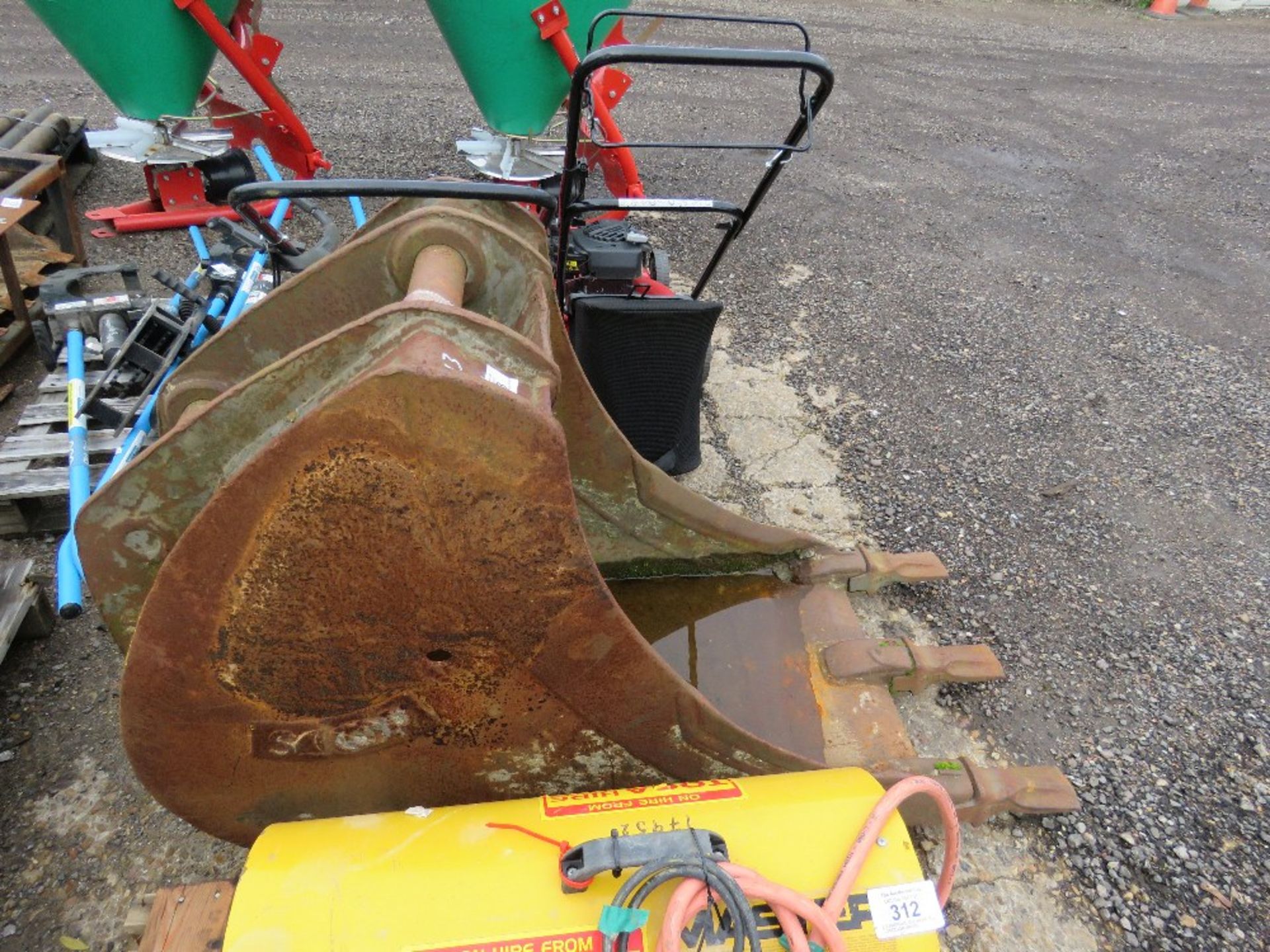 SCOOP 2 FOOT DIGGING BUCKET WITH NEW TEETH ON 65MM PINS AT 41.5CM CENTRE. - Image 3 of 3