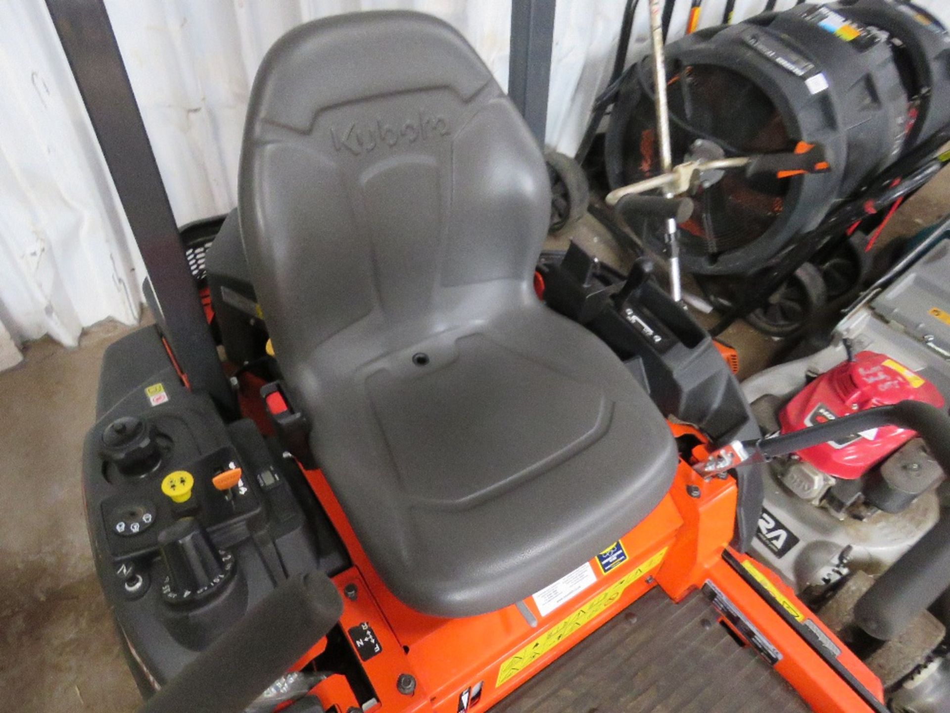 KUBOTA Z122R ZERO TURN RIDE ON MOWER YEAR 2019 157 REC HOURS. WHEN TESTED WAS SEEN TO RUN, DRIVE AND - Bild 3 aus 6