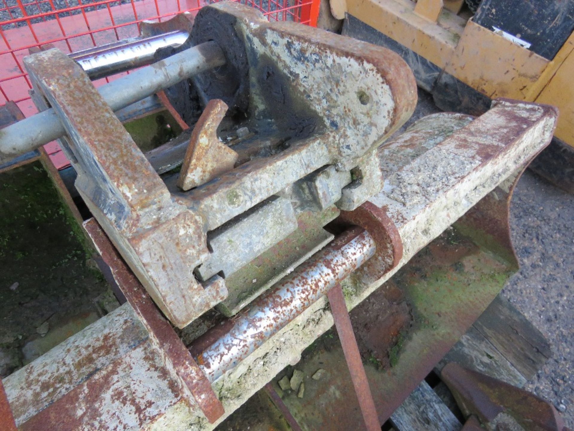 SET OF 3 X EXCAVATOR BUCKETS WITH A MANUAL QUICK HITCH. 35MM PINS. - Image 3 of 4