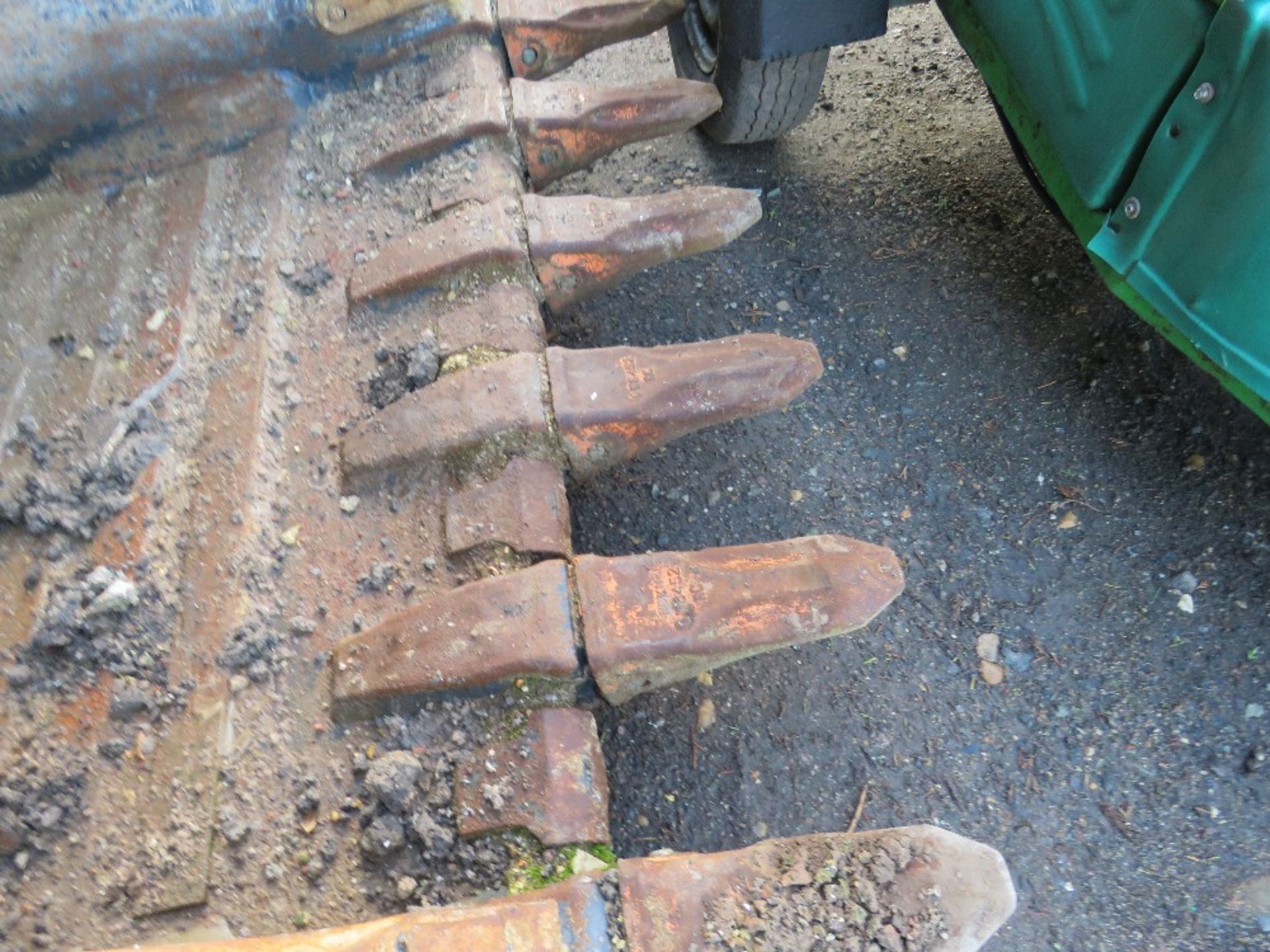 5FT WIDE ROCK DIGGING EXCAVATOR BUCKET. 90MM PINS. 41.5CM THROAT, 58CM CENTRES APPROX. LITTLE USED. - Image 3 of 6