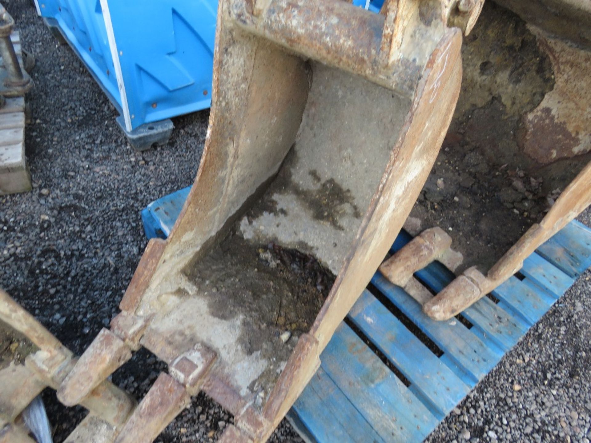 2 X EXCAVATOR BUCKETS ON 45MM PINS. 36" AND 18". 29CM PIN CENTRES, 20CM THROAT APPROX. - Image 2 of 5