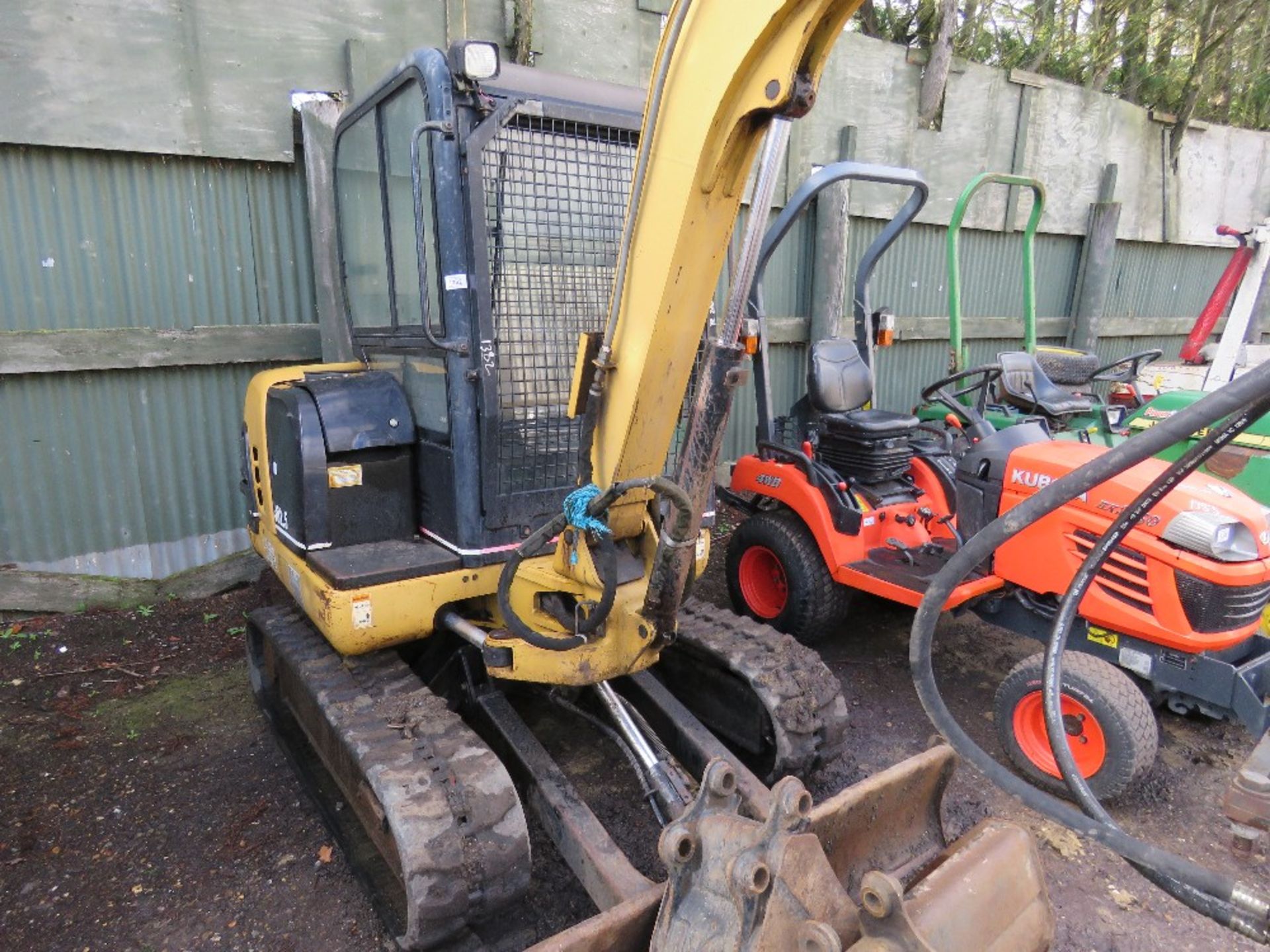 CATERPILLAR 302.5 MINI EXCAVATOR WITH 2 BUCKETS AND A CAT BREAKER. YEAR 2001. 1222 REC HRS (UNVERIFI