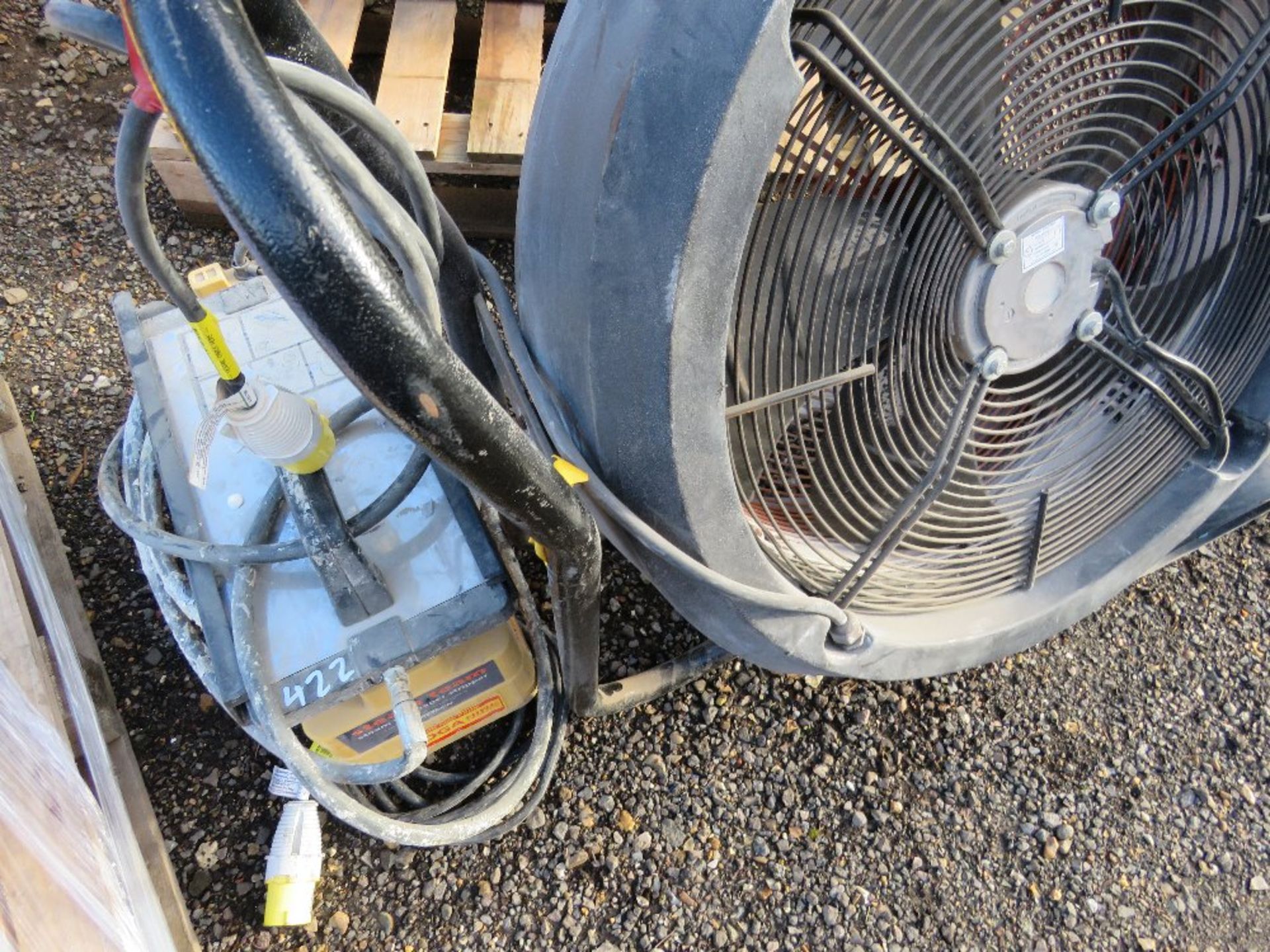 2 X HEATERS, WALLPAPER STRIPPER AND A DEHUMIDIFIER. CONDITION UNKNOWN. - Image 3 of 4