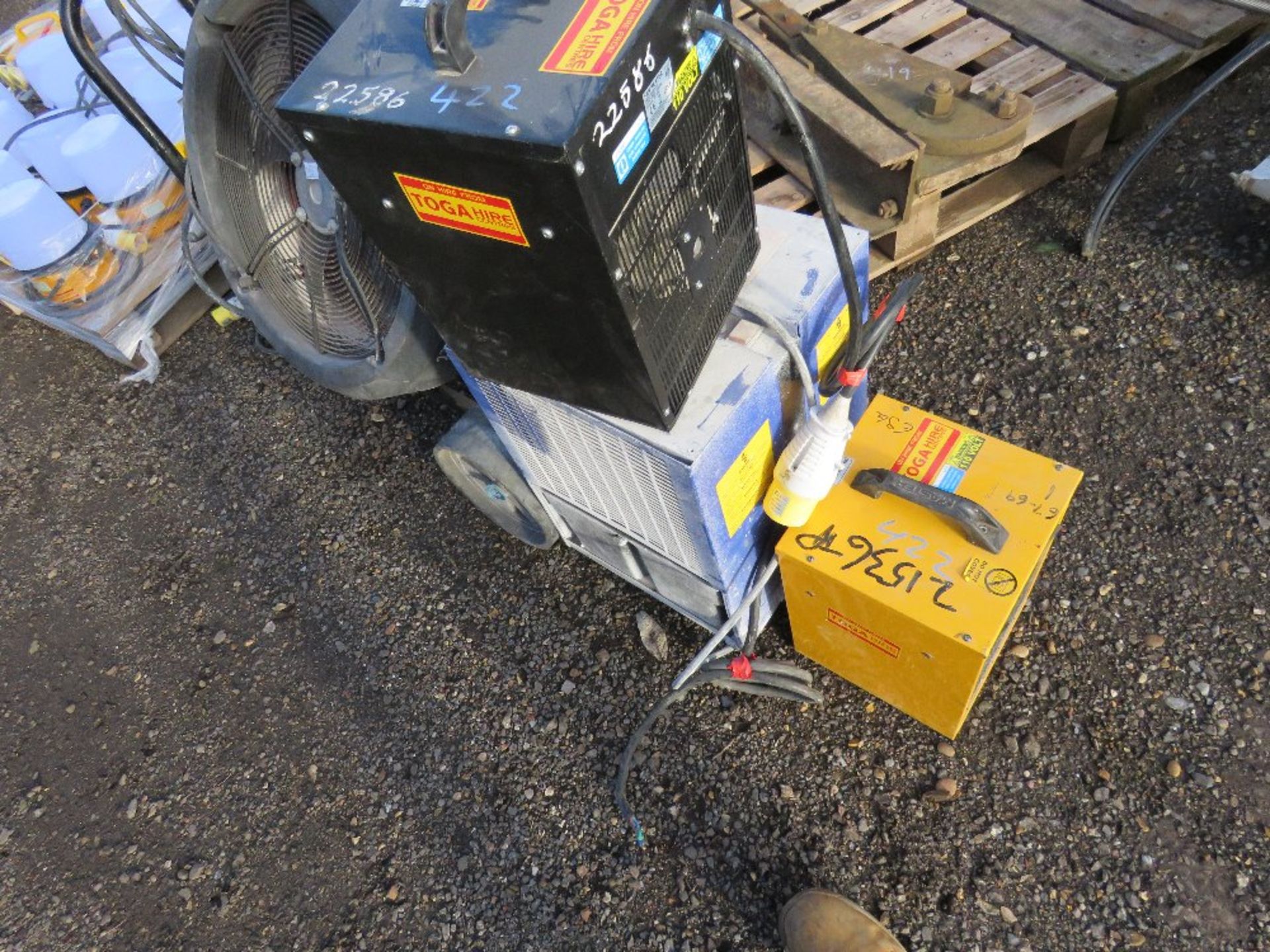 2 X HEATERS, WALLPAPER STRIPPER AND A DEHUMIDIFIER. CONDITION UNKNOWN.