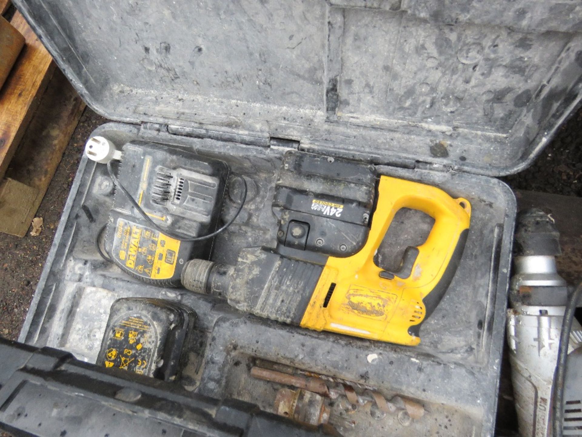 PALLET OF DEWALT AND OTHER POWER TOOLS, CONDITION UNKNOWN. - Image 2 of 7