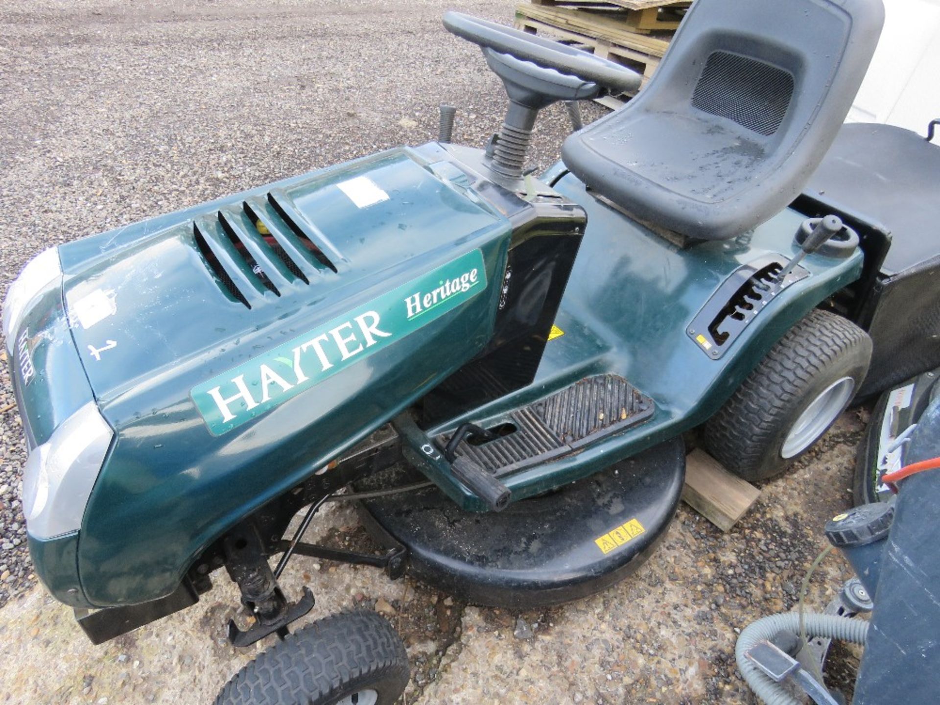 HAYTER HERITAGE 13/30 RIDE ON MOWER. - Image 2 of 3