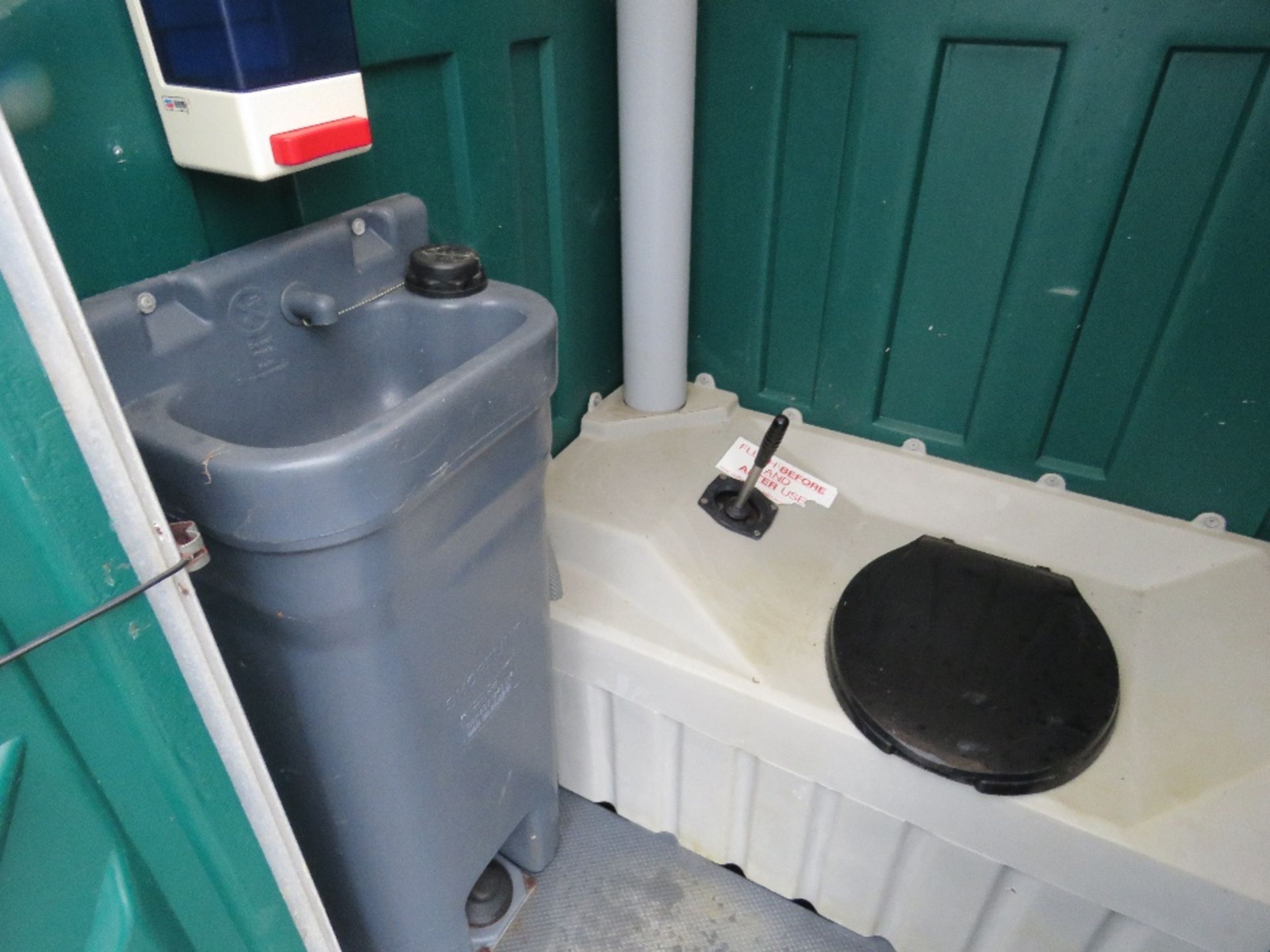 PORTABLE SITE TOILET WITH SINK. - Image 2 of 4
