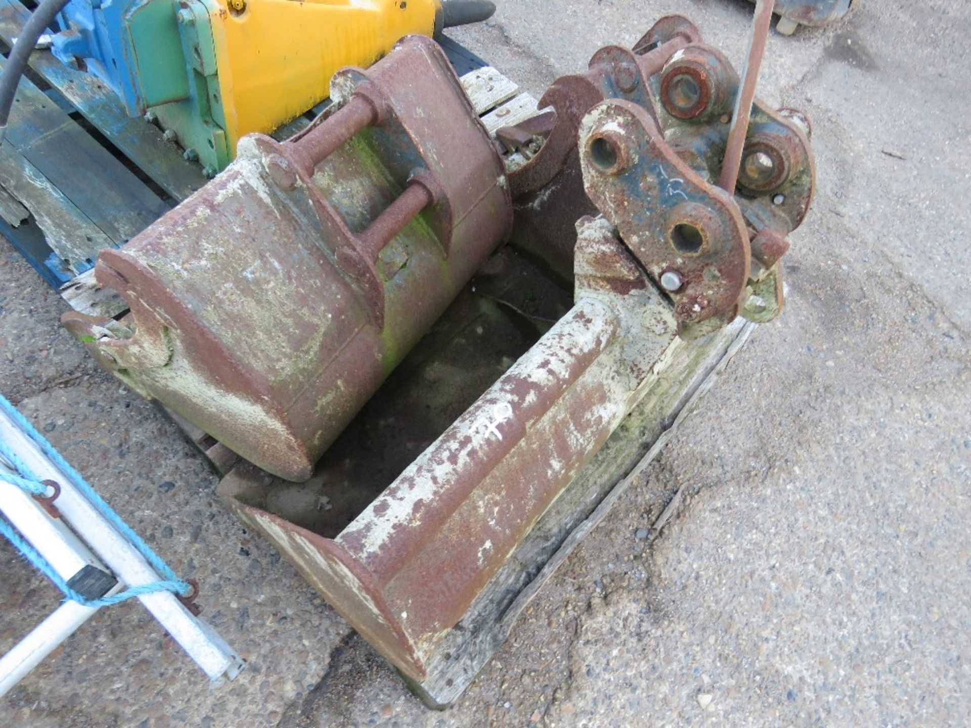 SET OF 3 X EXCAVATOR BUCKETS WITH A MANUAL QUICK HITCH. 35MM PINS.