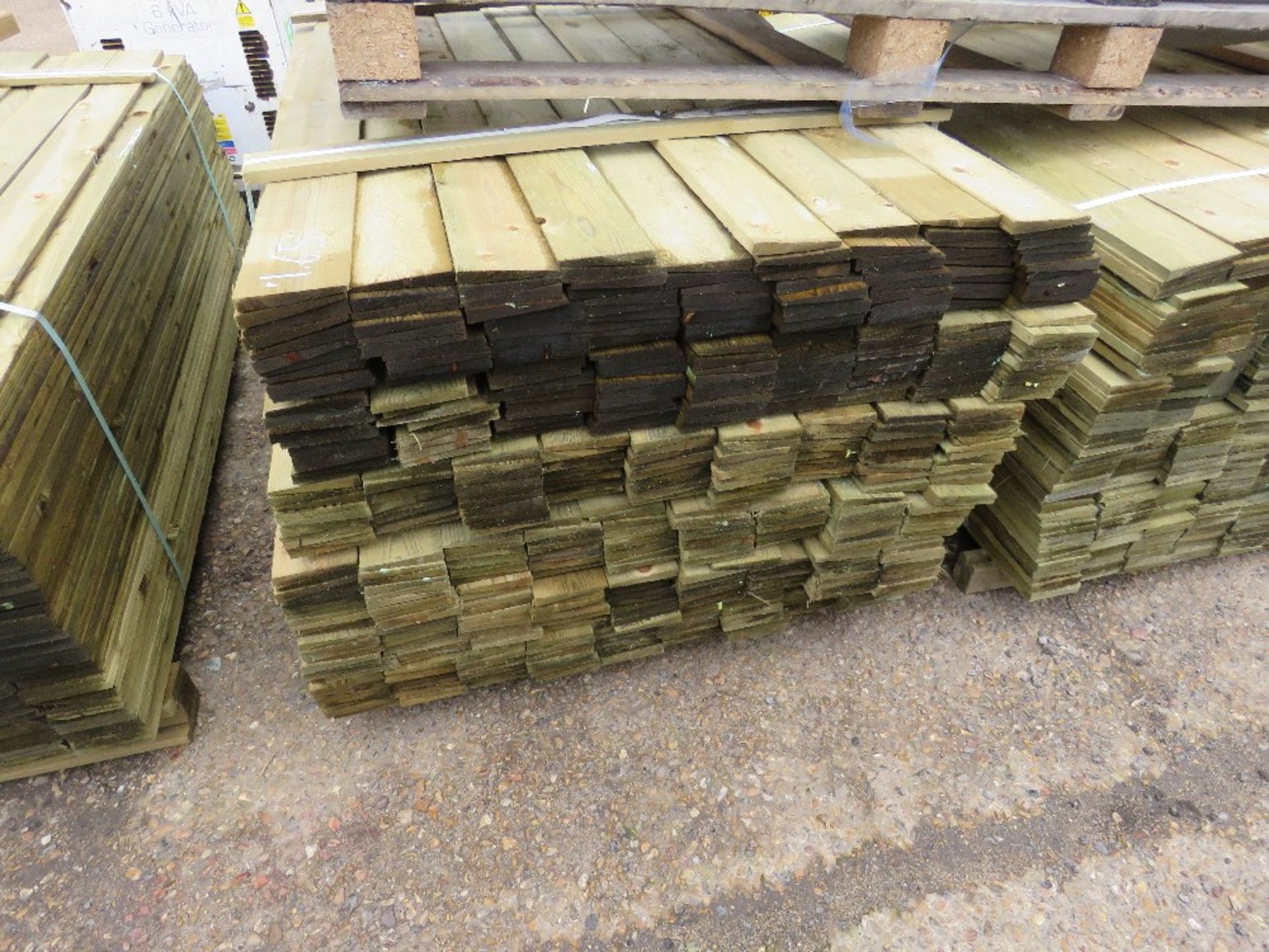 LARGE PACK OF FEATHER EDGE TIMBER FENCE CLADDING 1.65M LENGTH APPROX. - Image 2 of 2