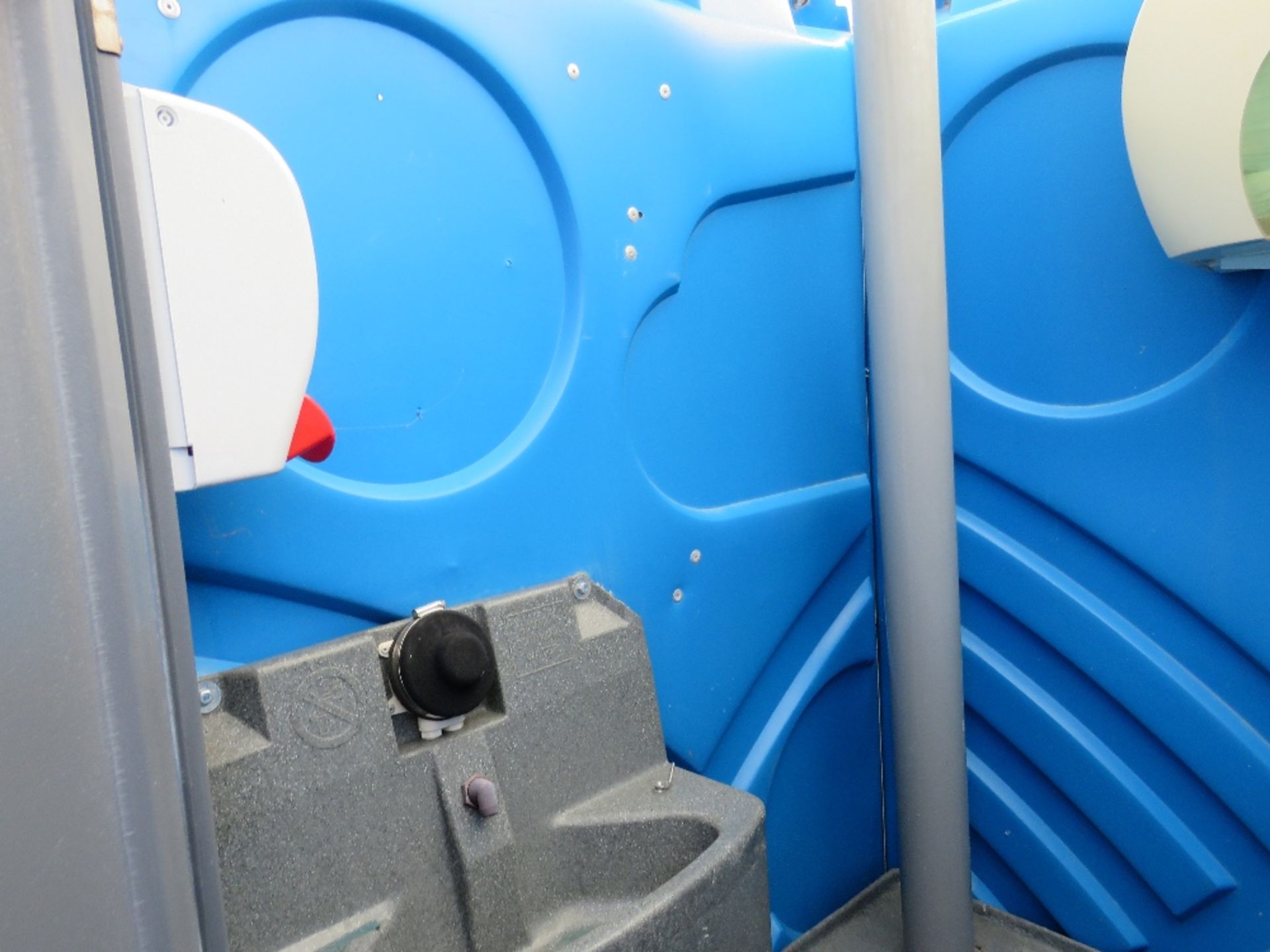 PORTABLE SITE TOILET WITH SINK. - Image 3 of 5