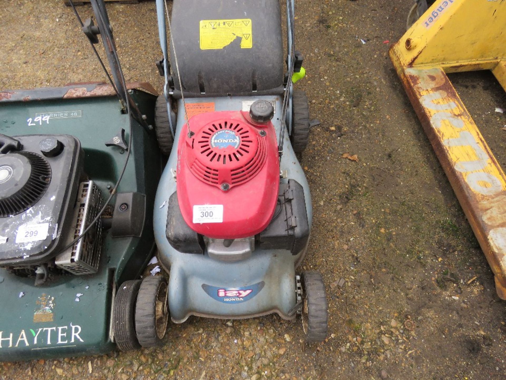 HONDA ISY PETROL MOWER WITH BAG COLLECTOR. - Image 2 of 3