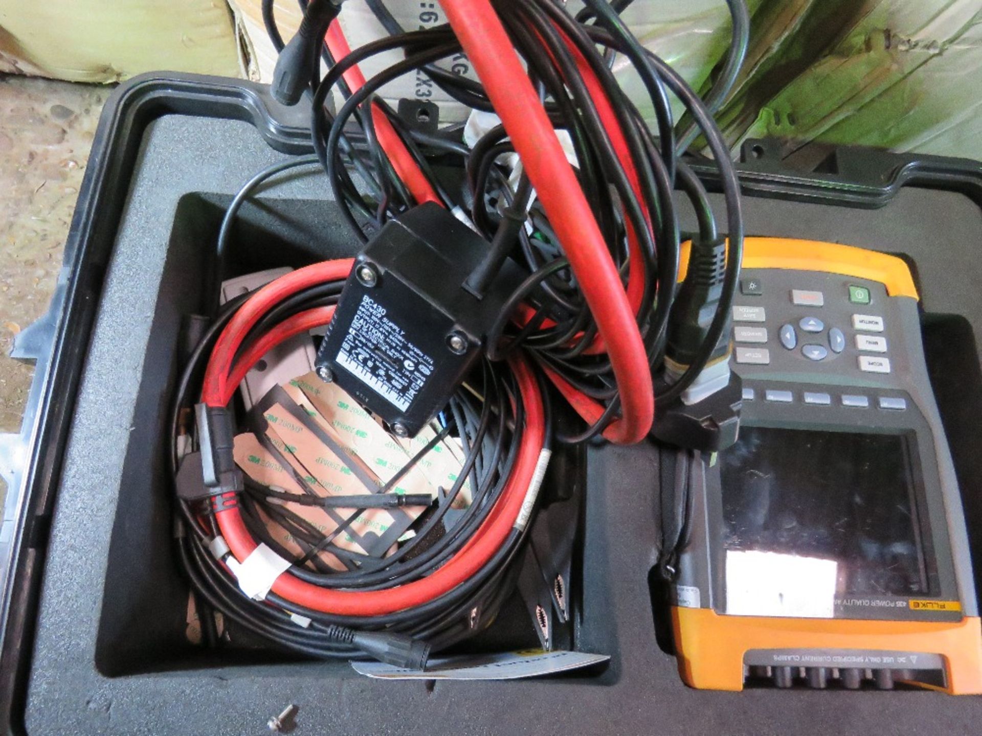 FLUKE 435 POWER QUALITY ANALYZER TEST UNIT COMPLETE WITH CABLES ETC IN CASE. SOURCED FROM DEPOT CLE - Image 2 of 5