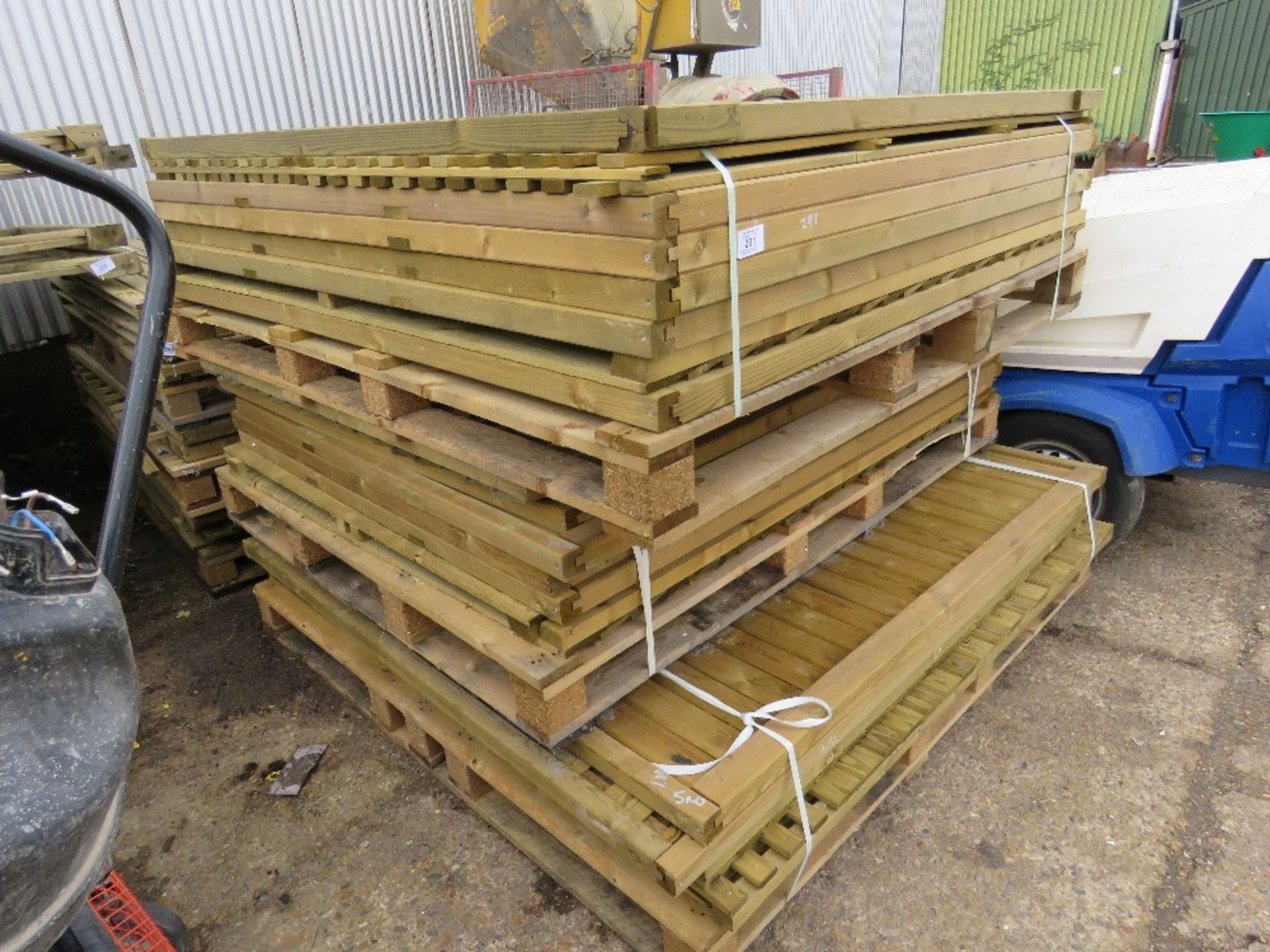 STACK OF 3 X PALLETS CONTAINTING APPROX 19 X ASSORTED FENCE PANELS. - Image 2 of 3