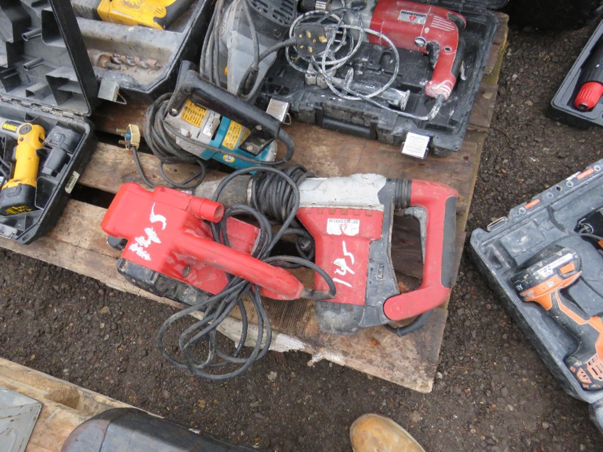 PALLET OF DEWALT AND OTHER POWER TOOLS, CONDITION UNKNOWN. - Image 5 of 7