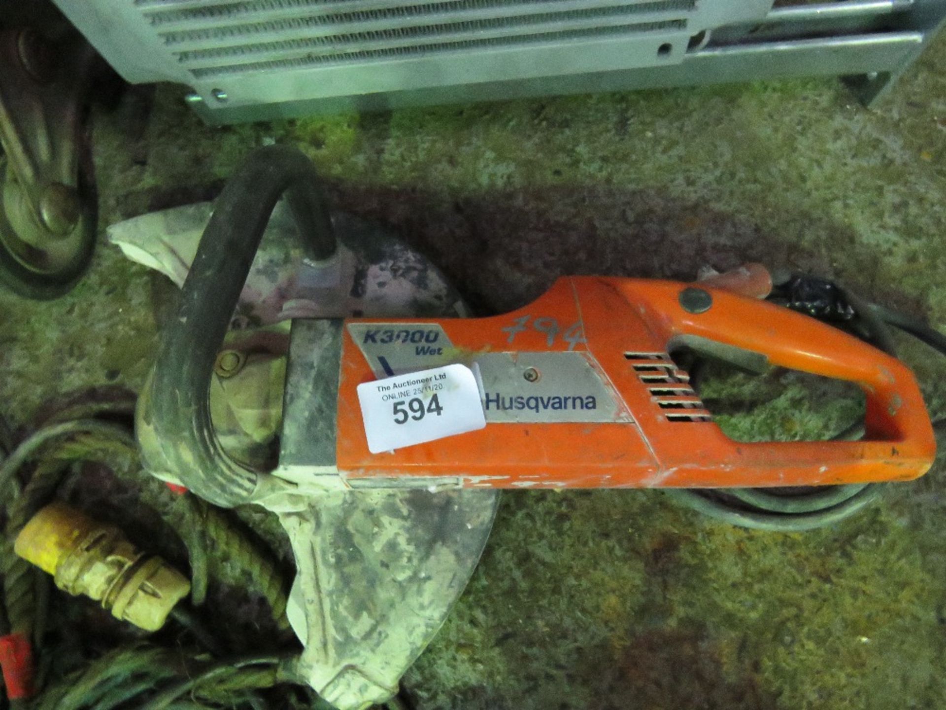 HUSQVARNA 110 VOLT BLOCK CUTTING SAW.